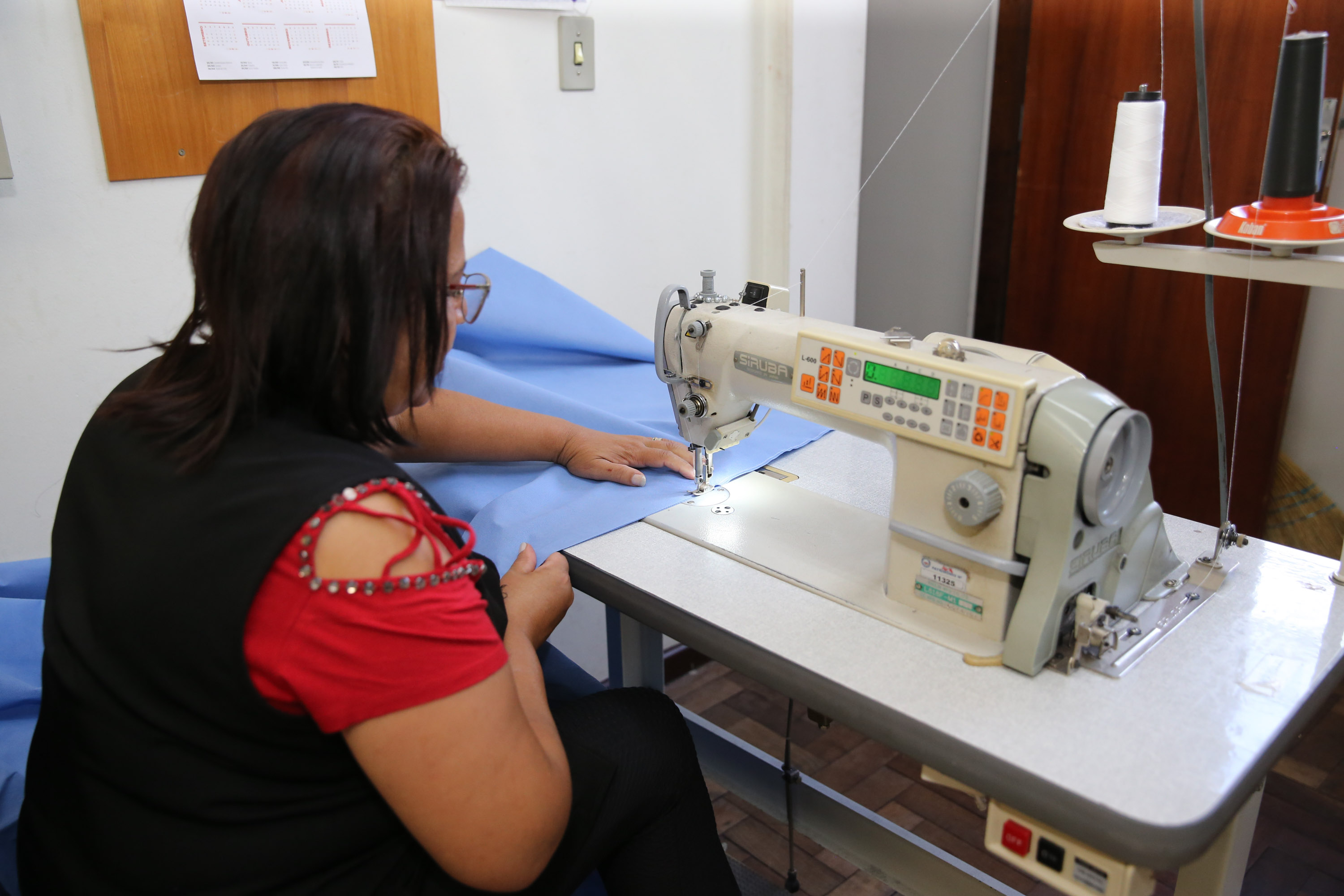 Produção de uniformes e máscaras pela Associação da Vila Militar do Paraná Confecções.   Curitiba, 27/03/2020 - Foto: Geraldo Bubniak/AEN