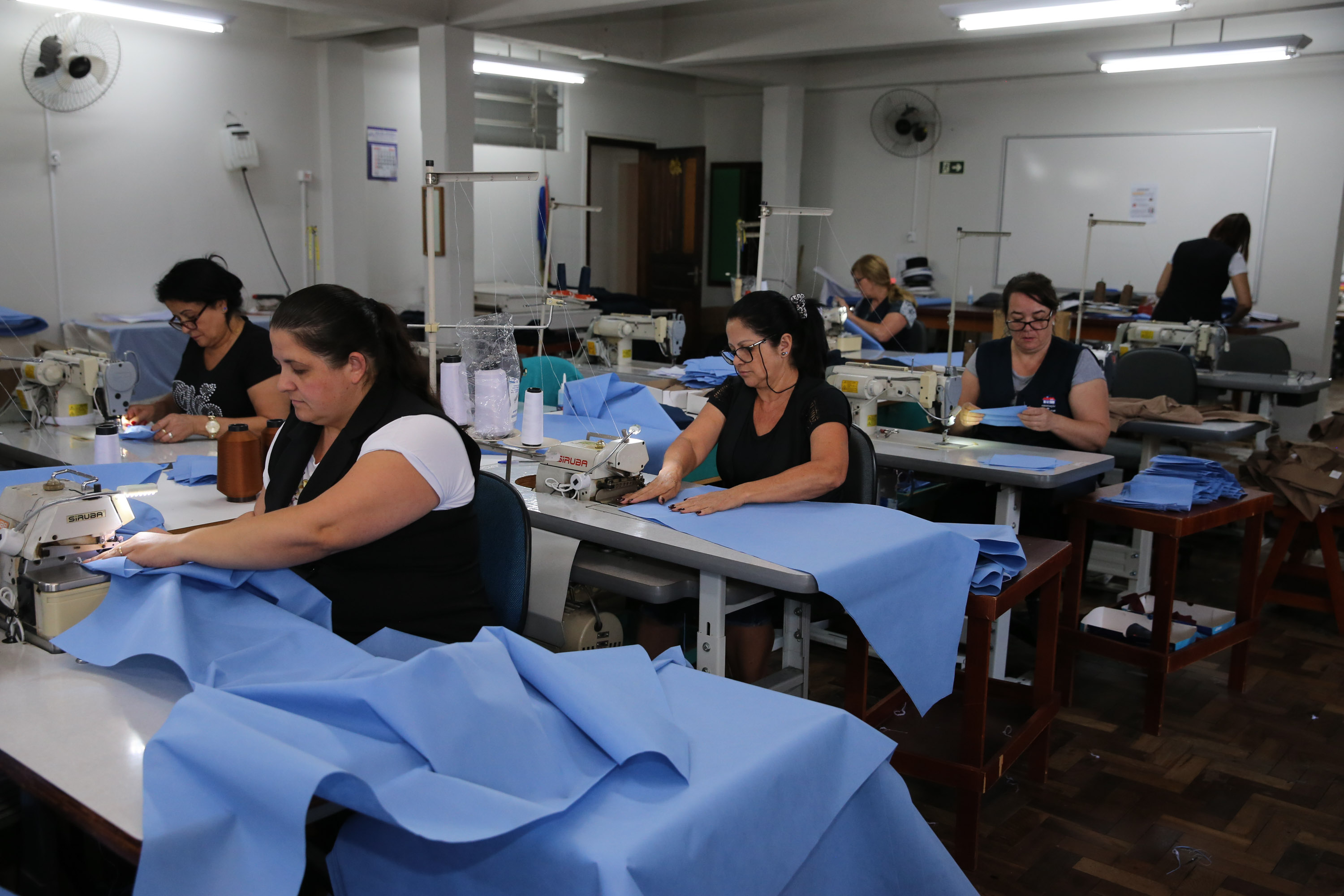 Produção de uniformes e máscaras pela Associação da Vila Militar do Paraná Confecções.   Curitiba, 27/03/2020 - Foto: Geraldo Bubniak/AEN