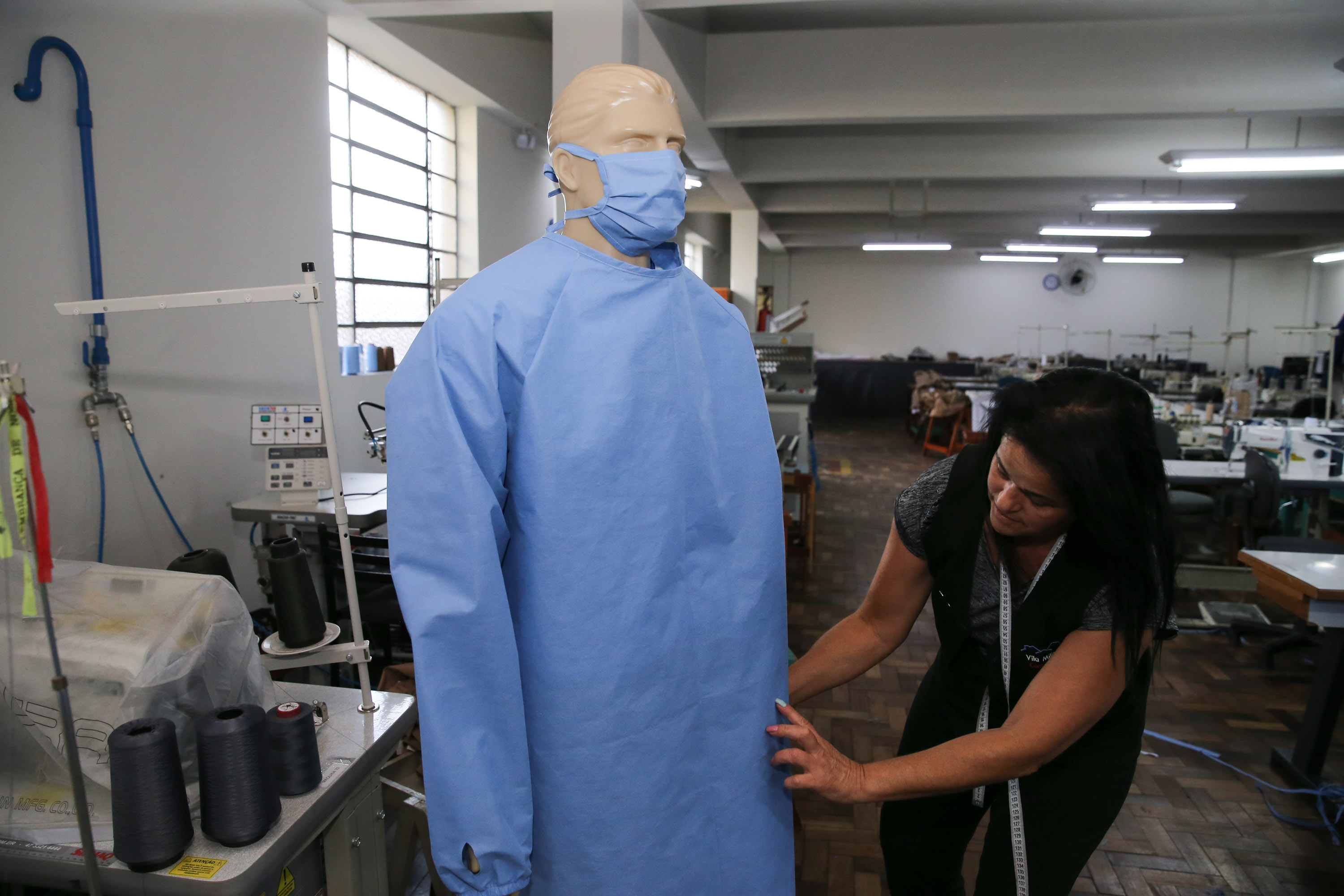 Produção de uniformes e máscaras pela Associação da Vila Militar do Paraná Confecções.   Curitiba, 27/03/2020 - Foto: Geraldo Bubniak/AEN