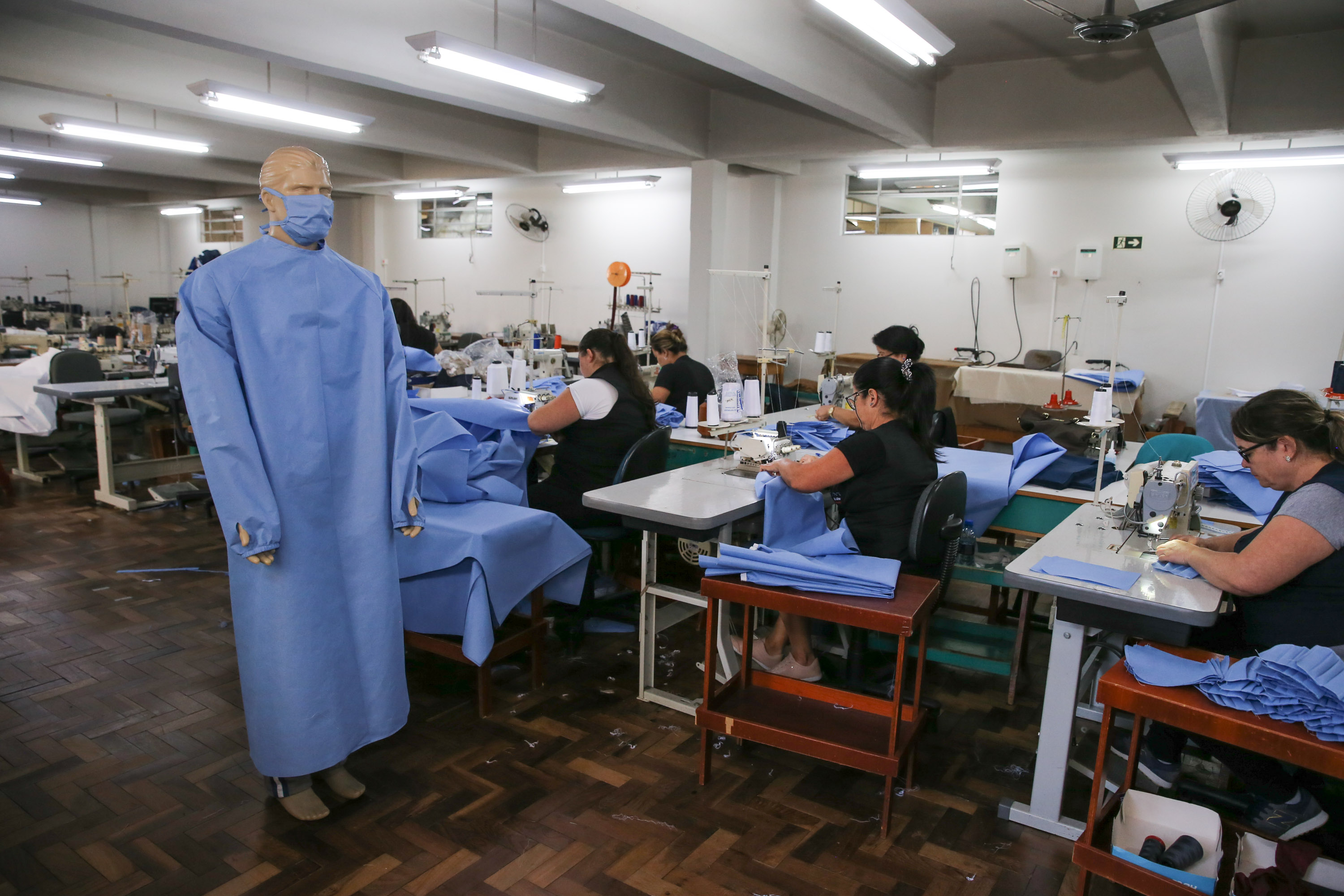 Produção de uniformes e máscaras pela Associação da Vila Militar do Paraná Confecções.   Curitiba, 27/03/2020 - Foto: Geraldo Bubniak/AEN