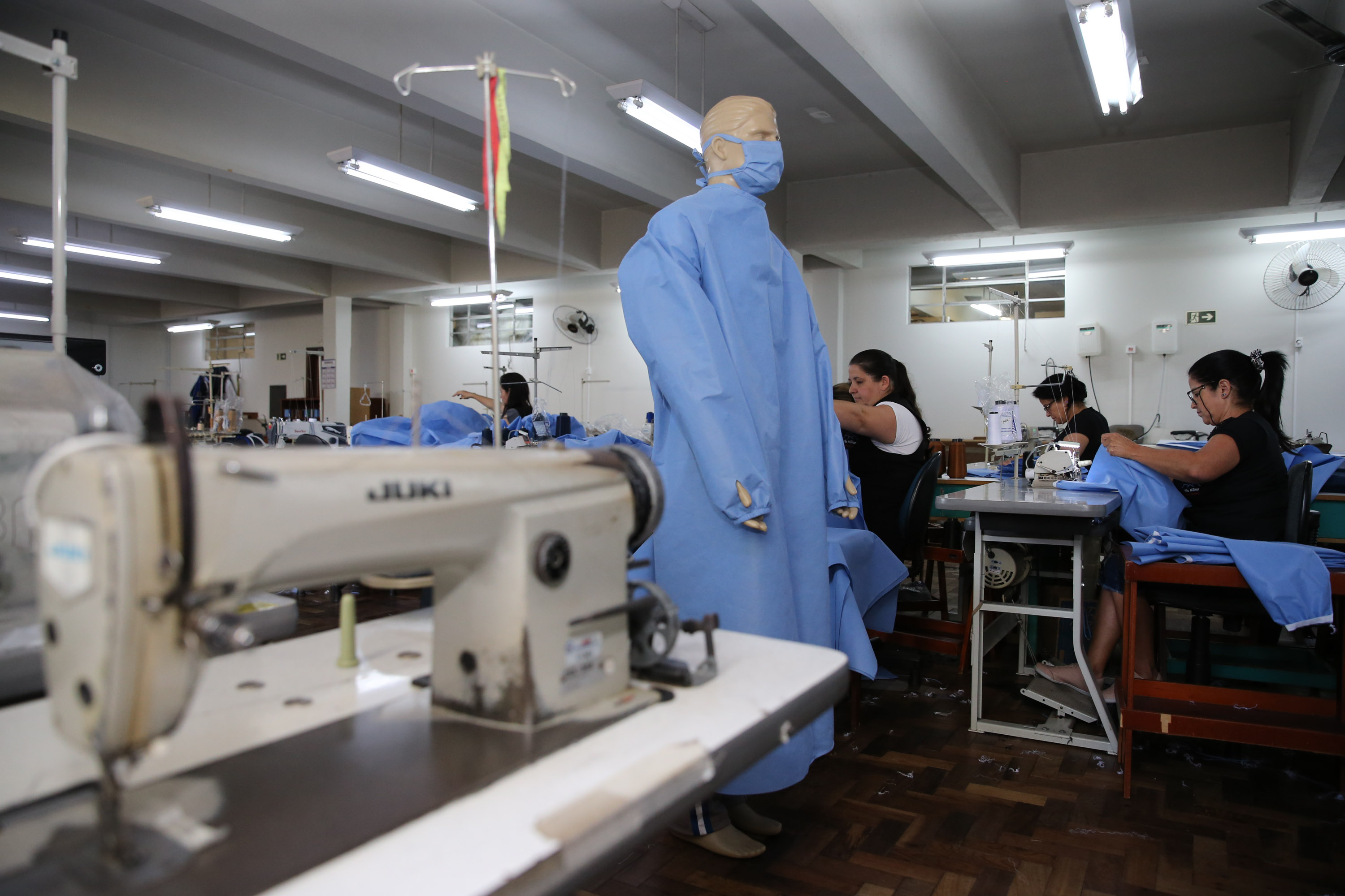 Produção de uniformes e máscaras pela Associação da Vila Militar do Paraná Confecções.   Curitiba, 27/03/2020 - Foto: Geraldo Bubniak/AEN