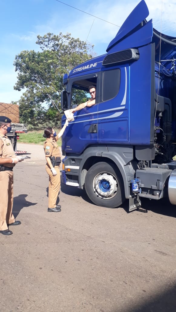 Servidores da Agência de Defesa Agropecuária do Paraná (Adapar) que atuam no Posto de Fiscalização do Trânsito Agropecuário de Santo Inácio, no Norte do Estado, começaram no sábado (28) uma mobilização para doar cestas básicas e lanches aos caminhoneiros. Foto: Adapar
