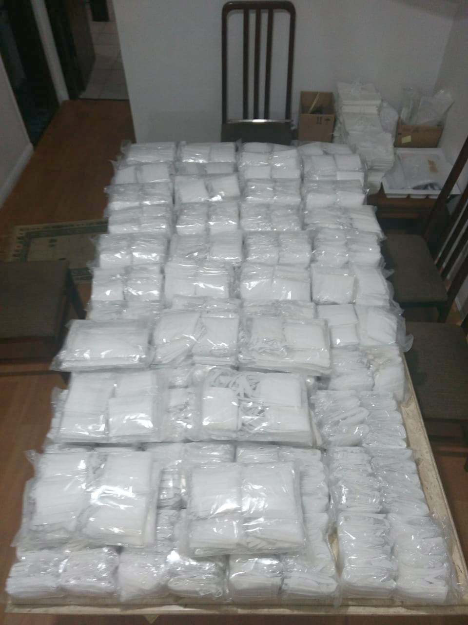 A Coordenação Estadual de Defesa Civil recebeu nesta sexta-feira (3) 1.000 máscaras de TNT. Elas serão usadas nas ações diárias do órgão, responsável por grande parte da logística de distribuição de donativos no Paraná. A entrega foi feita por voluntários da Associação Batista de Ação Social de Curitiba (Abasc) e a articulação foi realizada pela recém-criada Superintendência Geral de Ação Solidária. Foto: Divulgação