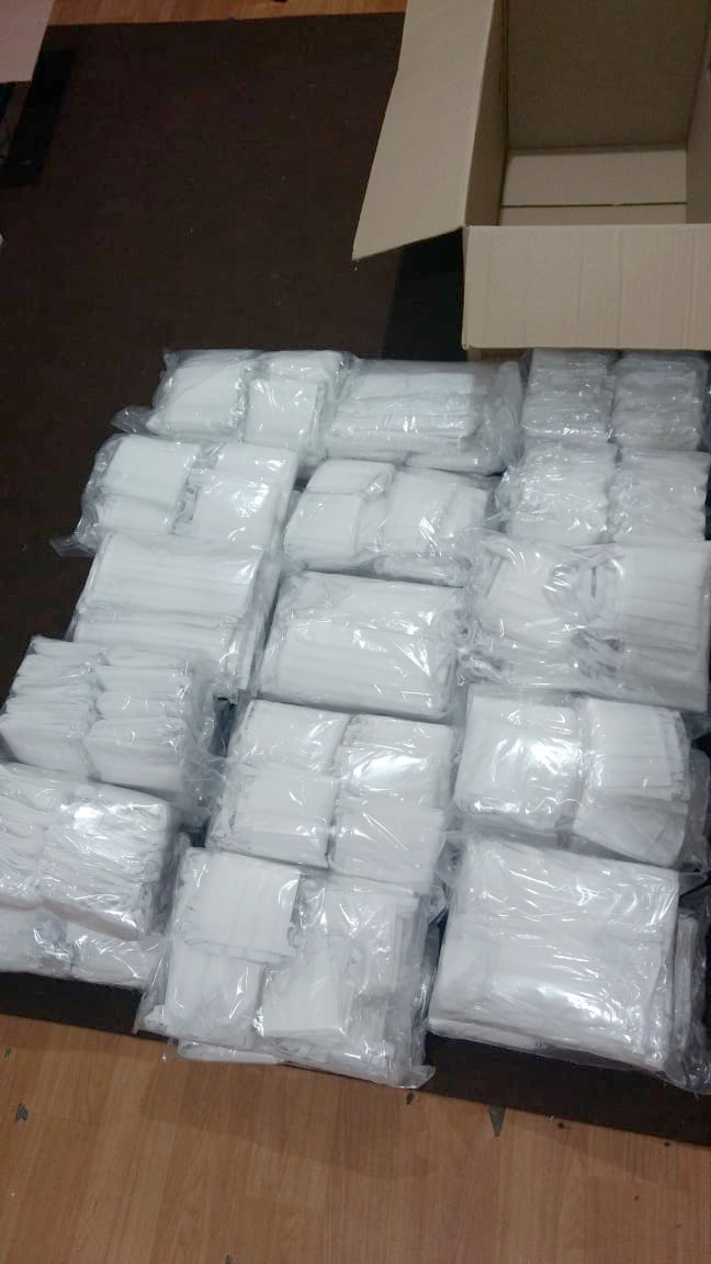 A Coordenação Estadual de Defesa Civil recebeu nesta sexta-feira (3) 1.000 máscaras de TNT. Elas serão usadas nas ações diárias do órgão, responsável por grande parte da logística de distribuição de donativos no Paraná. A entrega foi feita por voluntários da Associação Batista de Ação Social de Curitiba (Abasc) e a articulação foi realizada pela recém-criada Superintendência Geral de Ação Solidária. Foto: Divulgação