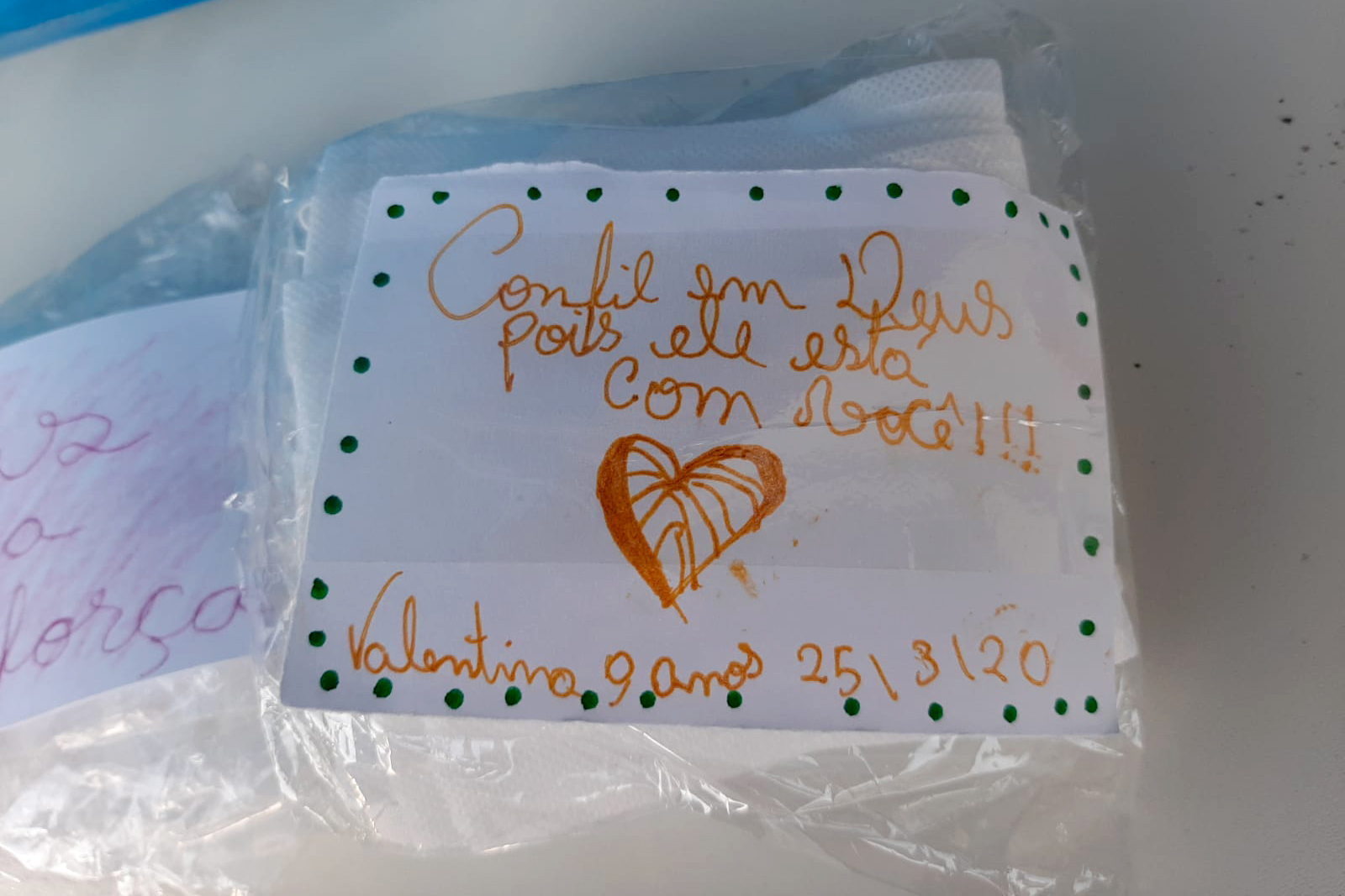 A Coordenação Estadual de Defesa Civil recebeu nesta sexta-feira (3) 1.000 máscaras de TNT. Elas serão usadas nas ações diárias do órgão, responsável por grande parte da logística de distribuição de donativos no Paraná. A entrega foi feita por voluntários da Associação Batista de Ação Social de Curitiba (Abasc) e a articulação foi realizada pela recém-criada Superintendência Geral de Ação Solidária. Foto: Divulgação