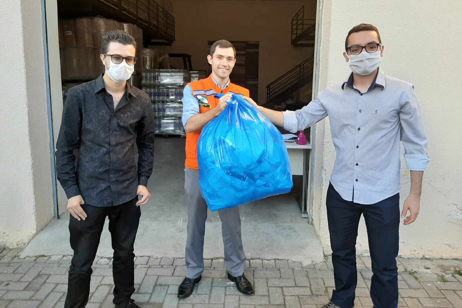 A Coordenação Estadual de Defesa Civil recebeu nesta sexta-feira (3) 1.000 máscaras de TNT. Elas serão usadas nas ações diárias do órgão, responsável por grande parte da logística de distribuição de donativos no Paraná. A entrega foi feita por voluntários da Associação Batista de Ação Social de Curitiba (Abasc) e a articulação foi realizada pela recém-criada Superintendência Geral de Ação Solidária. Foto: Divulgação