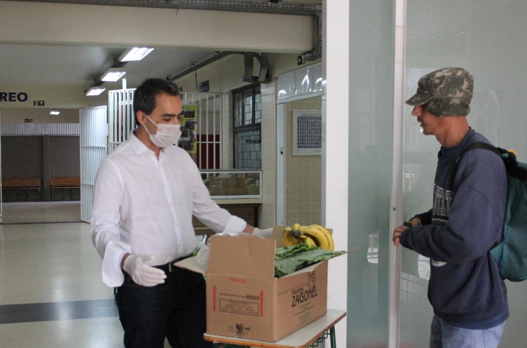 Escolas estaduais distribuem kits de merenda. Foto:SEED