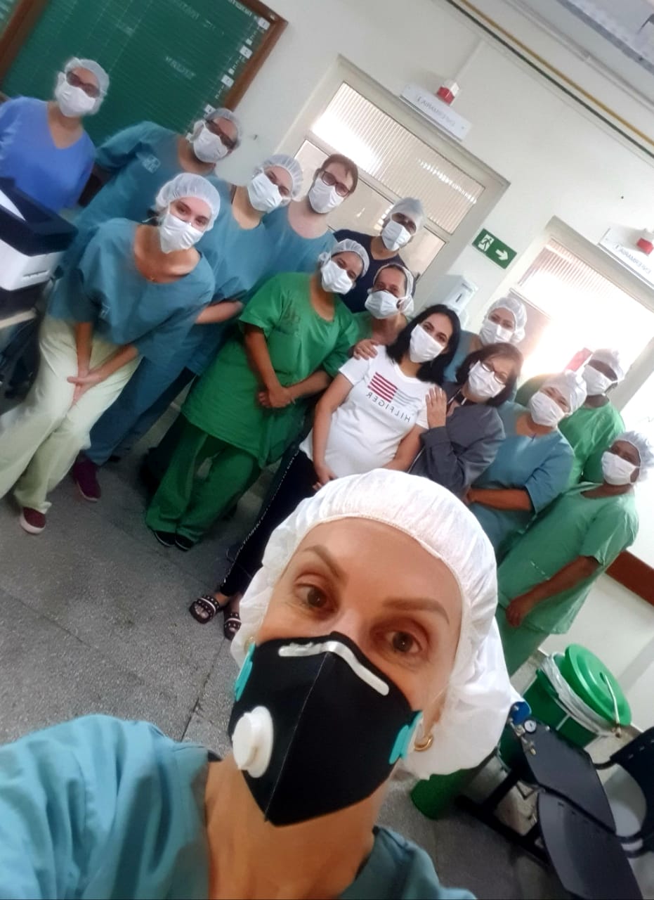 Quem se emociona por poder voltar para casa recuperada, depois de 20 dias de internamento por causa da Covid-19, é a dona de casa Lillian Marques Gontijo, de 33 anos. Ela recebeu alta do Hospital Universitário de Londrina, no Norte do Estado, na quinta-feira (9), com direito a comemoração por parte da equipe que cuidou dela no HU. .Foto: Divulgação/SESA