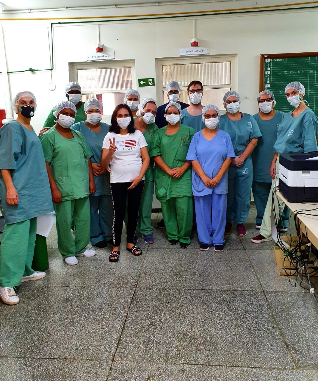 Quem se emociona por poder voltar para casa recuperada, depois de 20 dias de internamento por causa da Covid-19, é a dona de casa Lillian Marques Gontijo, de 33 anos. Ela recebeu alta do Hospital Universitário de Londrina, no Norte do Estado, na quinta-feira (9), com direito a comemoração por parte da equipe que cuidou dela no HU. 
.Foto: Divulgação/SESA