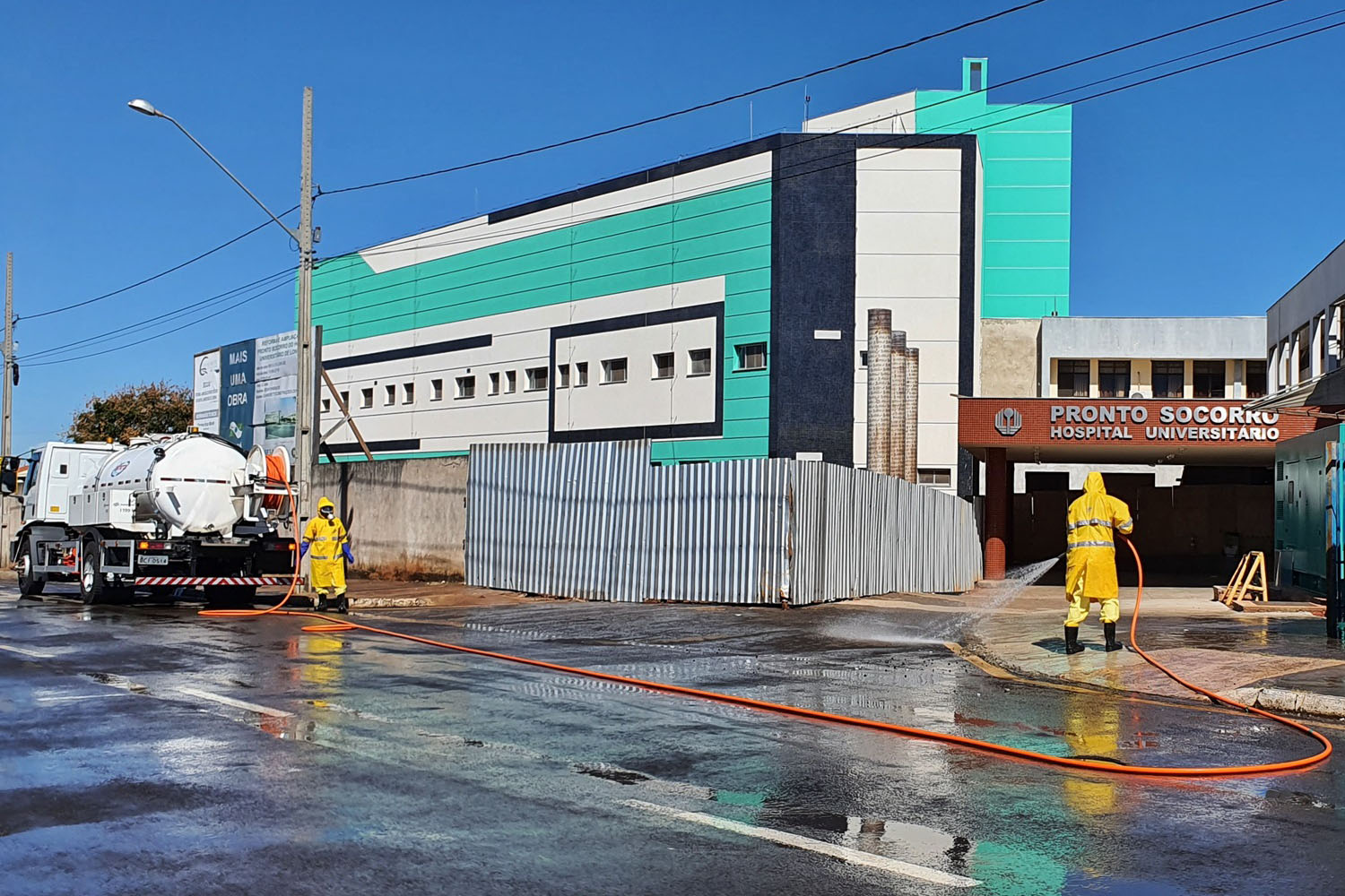 Sanepar atua na desinfecção do entorno de hospitais de Londrina. Foto: Sanepar