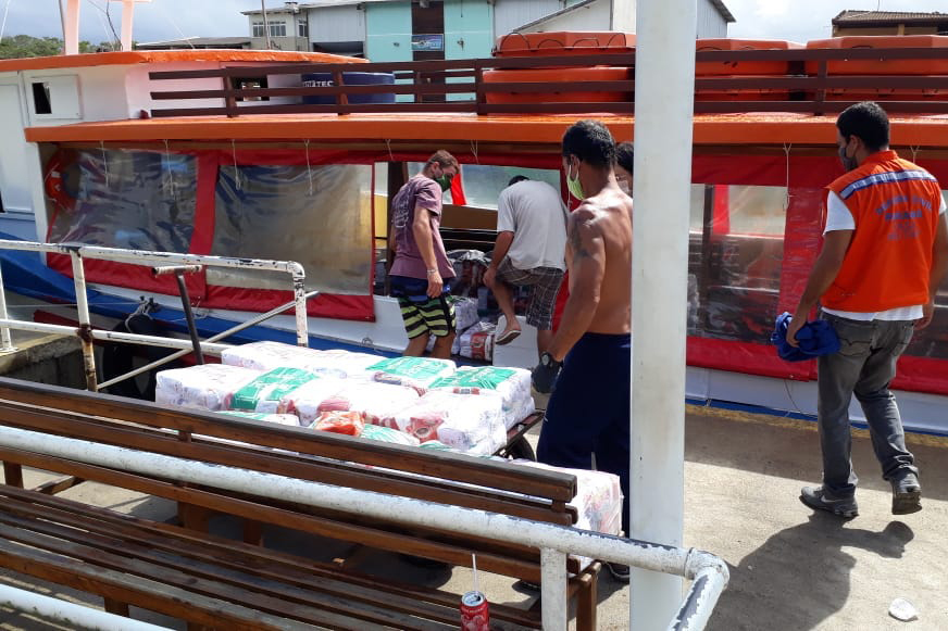 Os moradores da Ilha do Mel, em Paranaguá, receberam 200 cestas básicas, no sábado (18). A entrega foi realizada a partir do direcionamento da primeira-dama, Luciana Saito Massa, e da Superintendência Geral de Ação Solidária.Foto: Defesa Civil