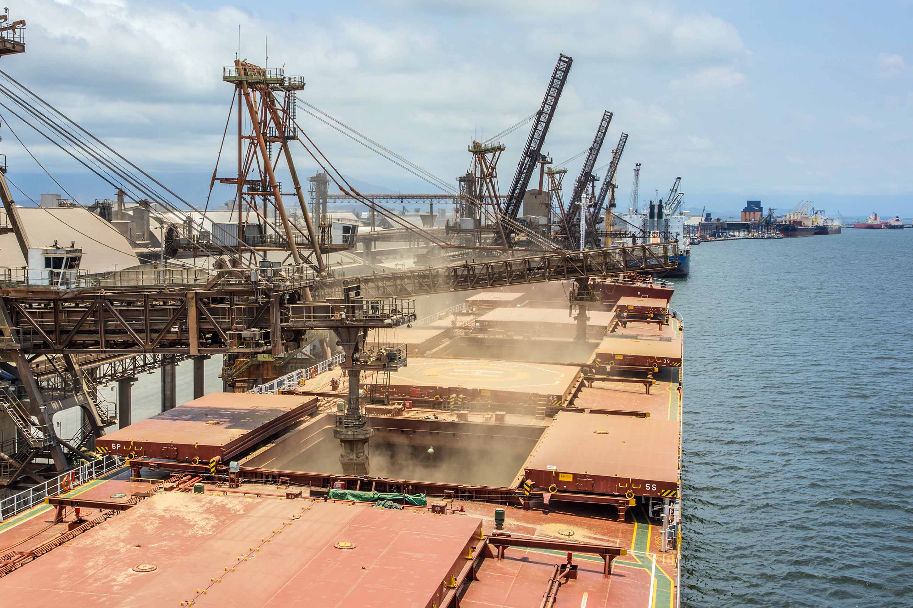 A pandemia de Covid-19 não interferiu no movimento dos de cargas que chegam ou são enviadas por mar. A Portos do Paraná esperam atracar, até o fim de abril, 115 navios. Dessas embarcações, 28 estão programadas ou já aguardam ao largo para carregar e descarregar produtos de todos os segmentos. As outras 87 foram anunciadas e devem chegar até dia 30.
