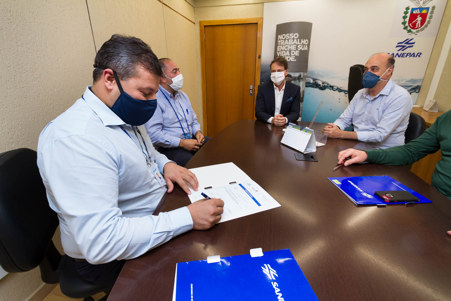 Para ampliar os serviços de coleta e tratamento de esgoto em Ivaiporã, a Sanepar e a Prefeitura assinaram nesta quarta-feira (22) ordem de serviço para as obras, que começam em maio e têm duração de dois anos. O documento foi assinado em Curitiba pelo prefeito de Ivaiporã, Miguel Amaral, pelo diretor-presidente da Sanepar, Claudio Stabile, pelo diretor de Investimentos, Joel de Jesus Macedo, pelo diretor Comercial, Toco Zanetti, e pelo deputado estadual Artagão Júnior.
 Foto:Sanepar