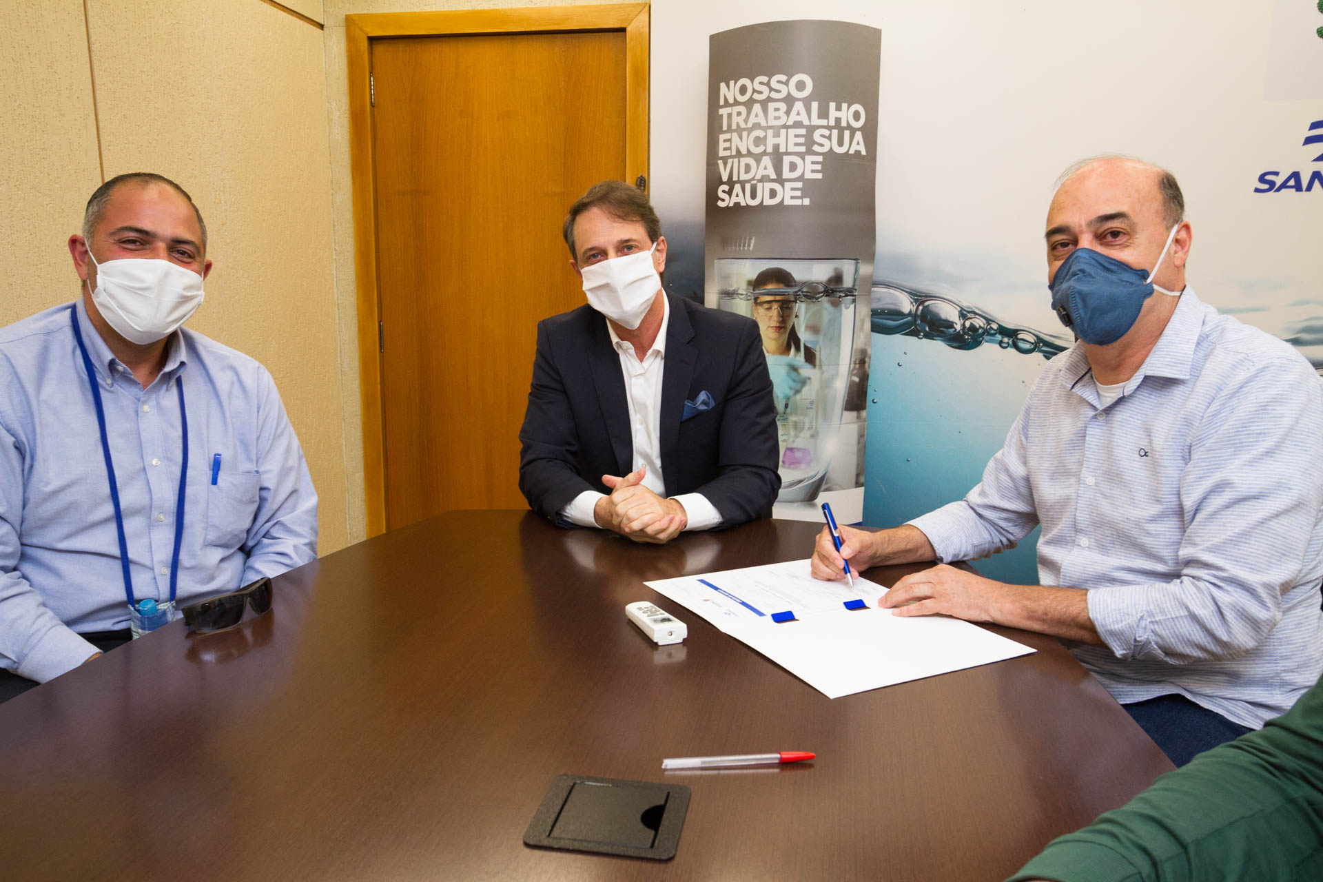 Para ampliar os serviços de coleta e tratamento de esgoto em Ivaiporã, a Sanepar e a Prefeitura assinaram nesta quarta-feira (22) ordem de serviço para as obras, que começam em maio e têm duração de dois anos. O documento foi assinado em Curitiba pelo prefeito de Ivaiporã, Miguel Amaral, pelo diretor-presidente da Sanepar, Claudio Stabile, pelo diretor de Investimentos, Joel de Jesus Macedo, pelo diretor Comercial, Toco Zanetti, e pelo deputado estadual Artagão Júnior.
 Foto:Sanepar