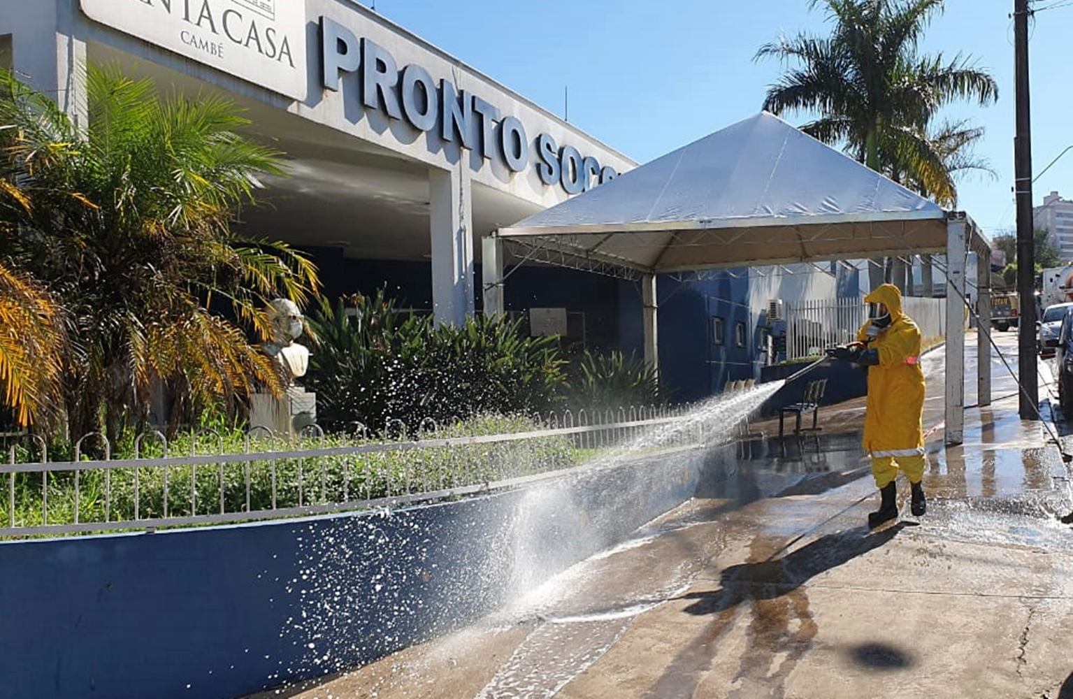 Sanepar repete desinfecção do entorno de hospitais de Londrina nesta sexta (24). Foto: Sanepar