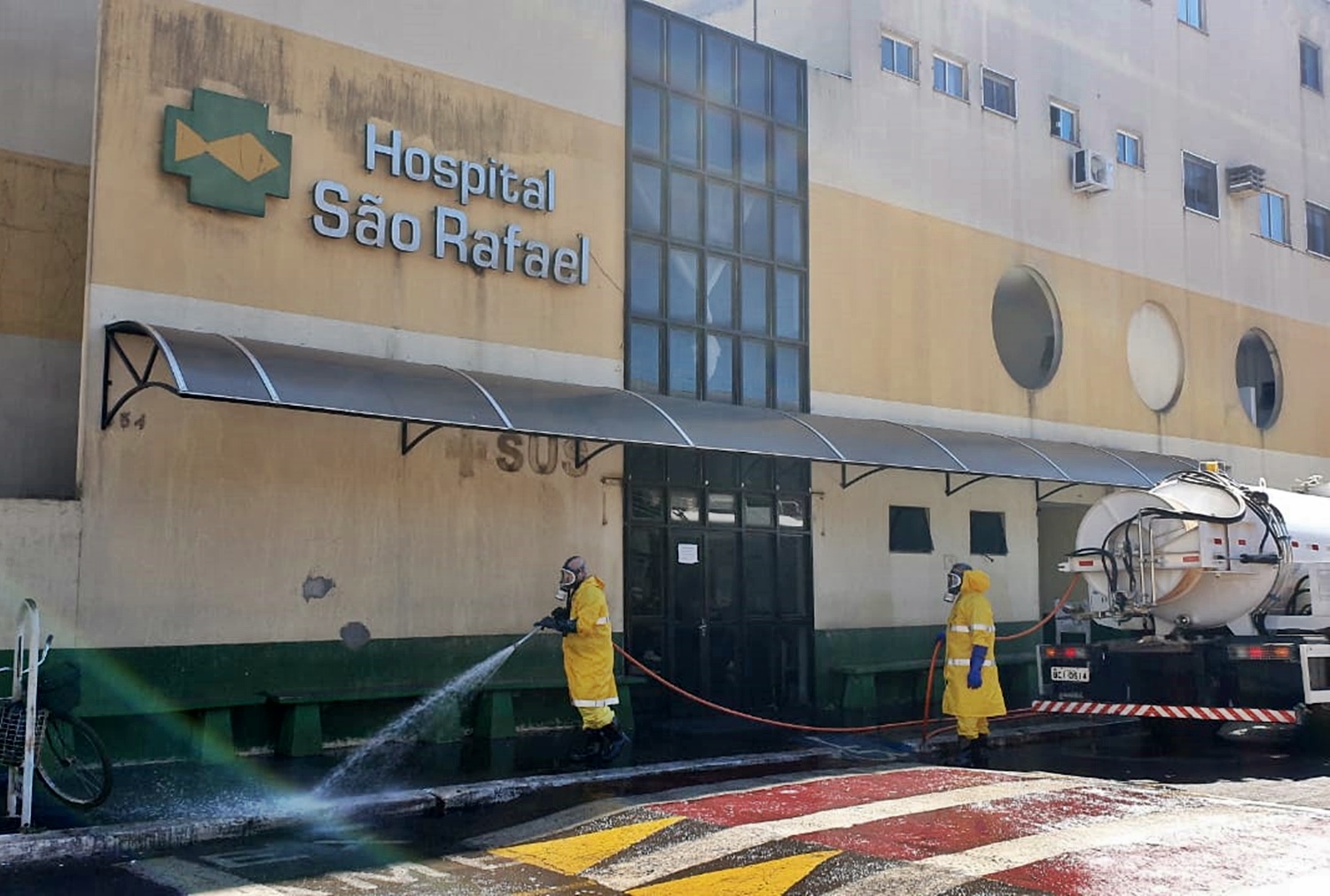 Sanepar repete desinfecção do entorno de hospitais de Londrina nesta sexta (24). Foto: Sanepar