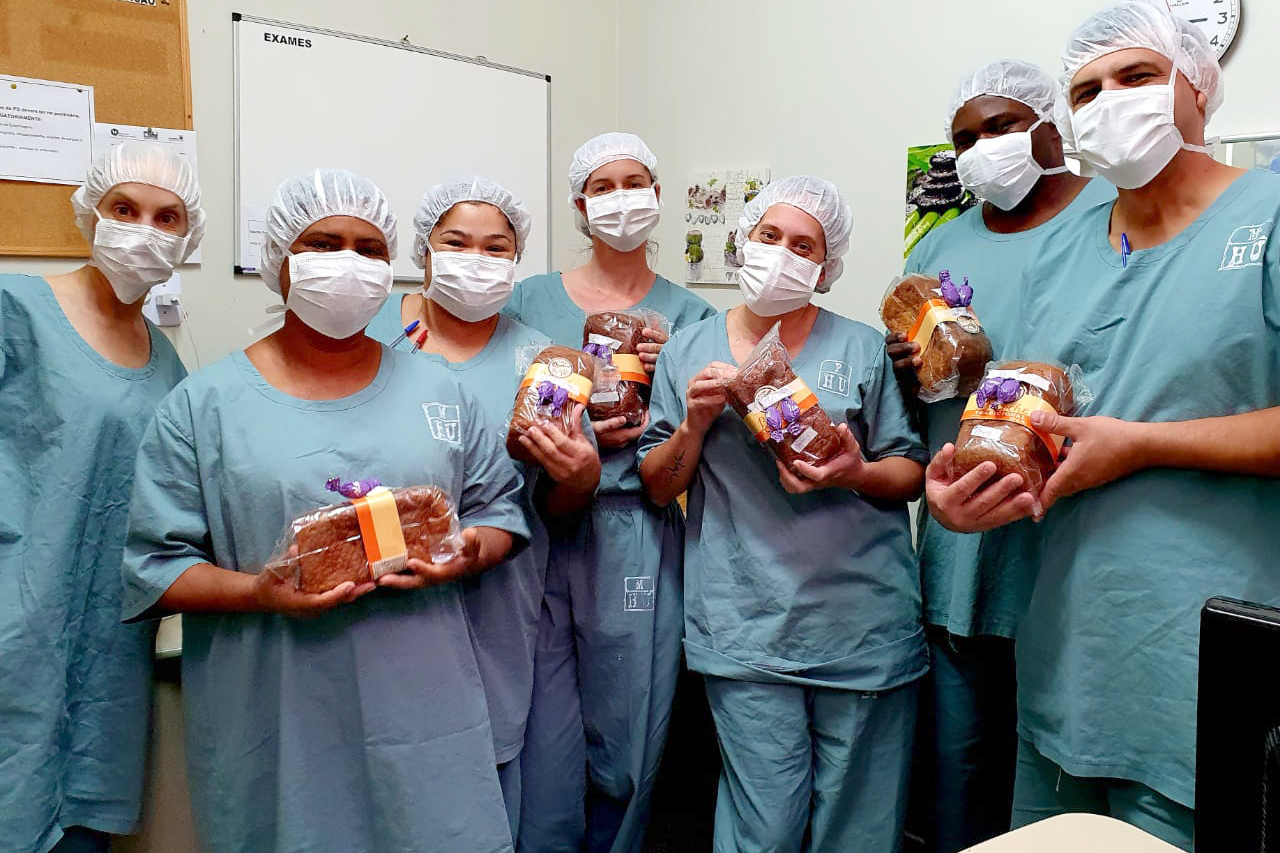 Profissionais de saúde salvam vidas na linha de frente.   Foto: Fátima Hirth Ruiz/Arquivo pessoal