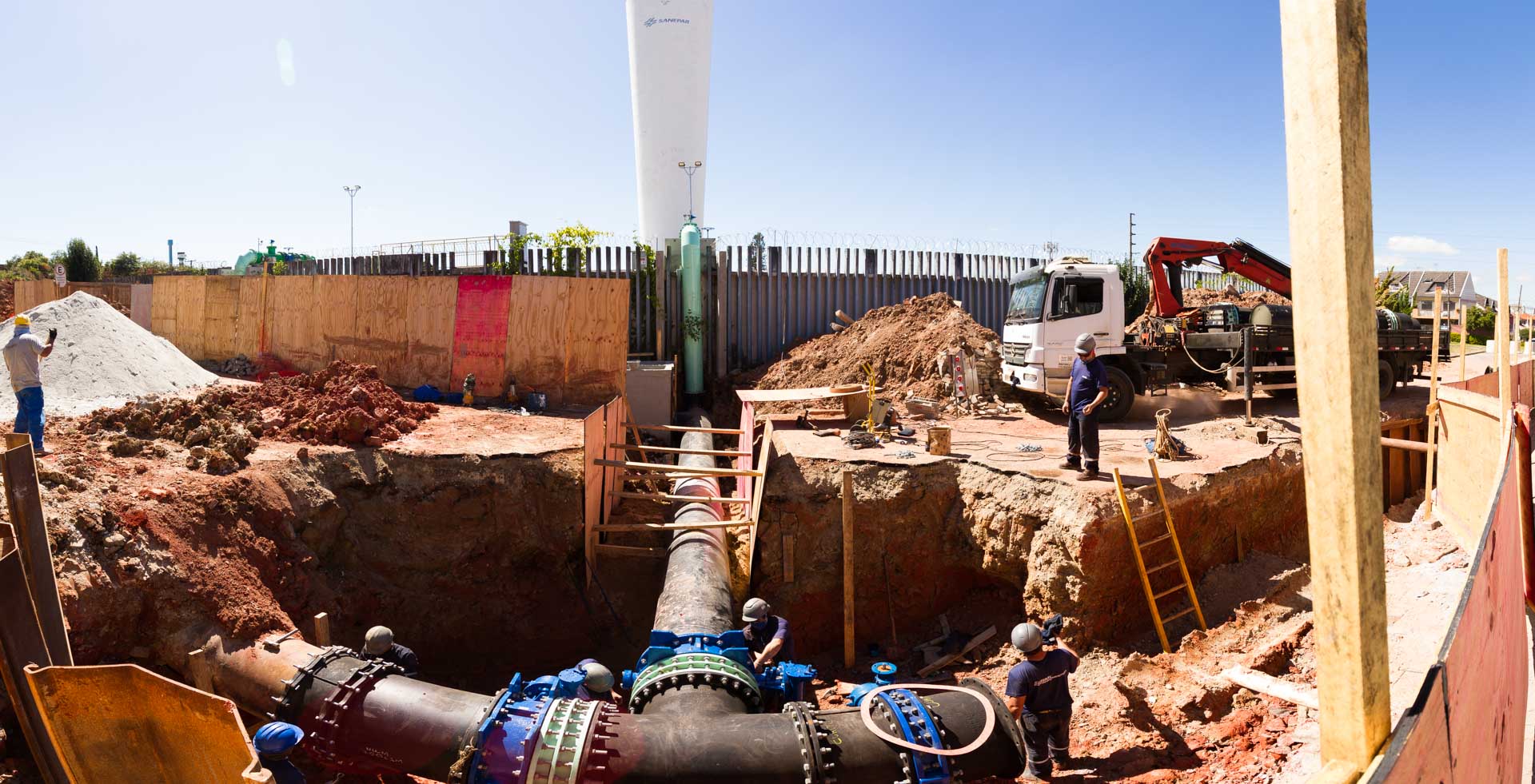 Na quarta-feira (29), a Sanepar fará a interligação da nova estação elevatória do Corte Branco à adutora (tubulação de grande porte) que leva água ao Reservatório Portão. Nesta semana, foi feita a interligação do mesmo reservatório à adutora do Reservatório Xaxim.