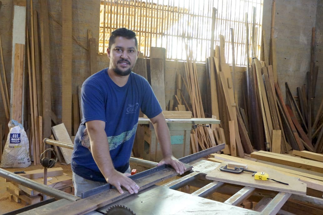 Os irmãos Osmar e Oziel Gomes Marques, moradores de São Tomé, no noroeste do estado, que são microempreendedores individuais (MEI) e ambos trabalham com produção de móveis feitos a partir de madeira de demolição, são exemplos da importância do crédito liberado pela Fomento Paraná.Foto: Fomento Paraná