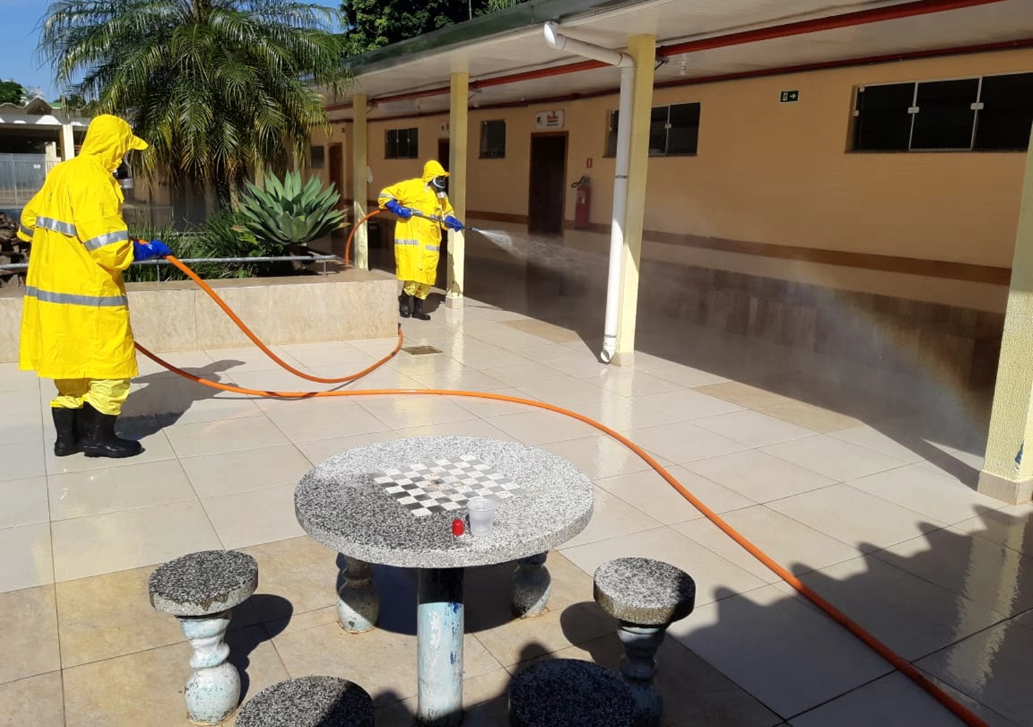 Desinfecção em asilos e hospitais combate coronavírus no Paraná. Foto: Sanrpar