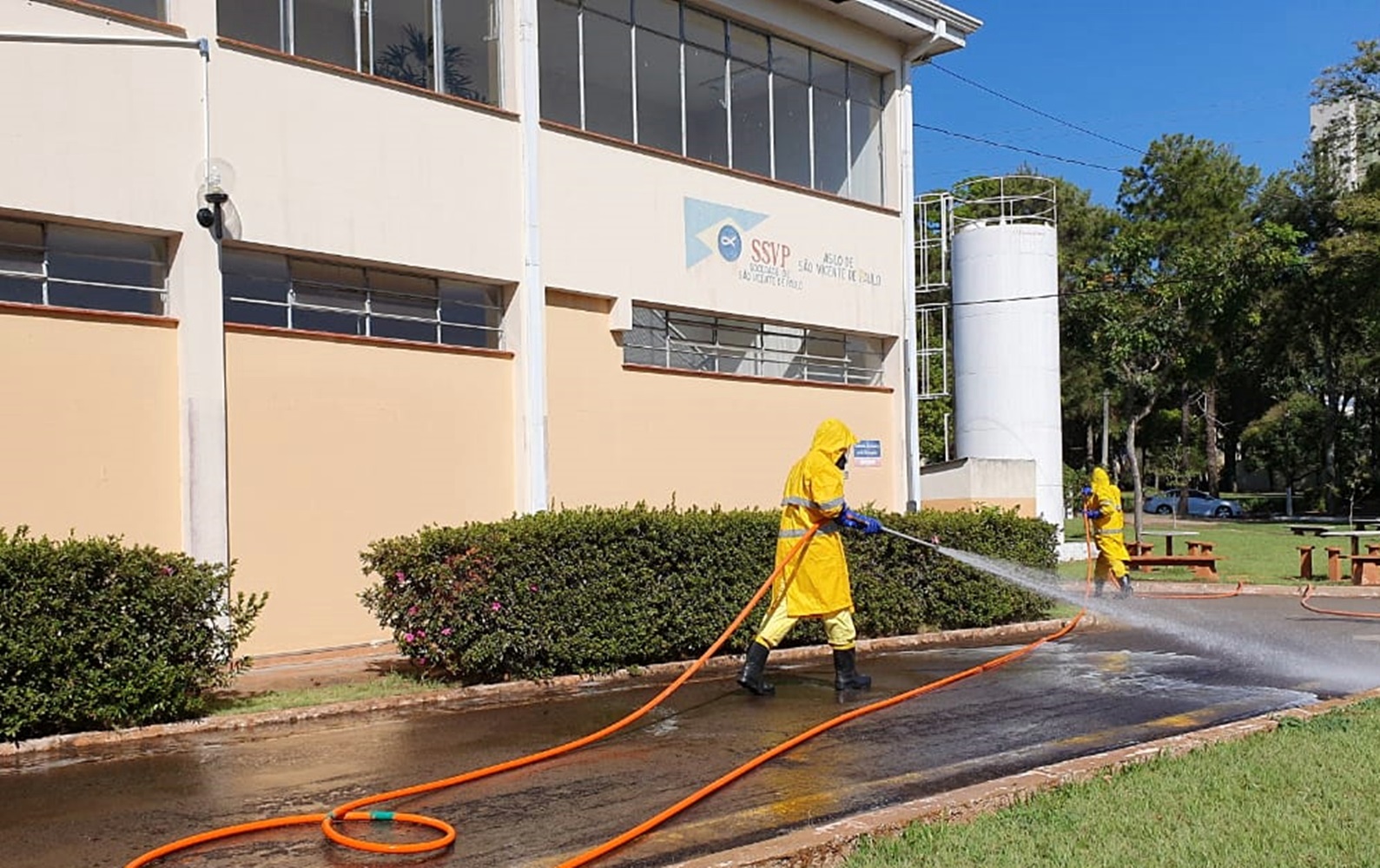 Desinfecção em asilos e hospitais combate coronavírus no Paraná. Foto: Sanrpar