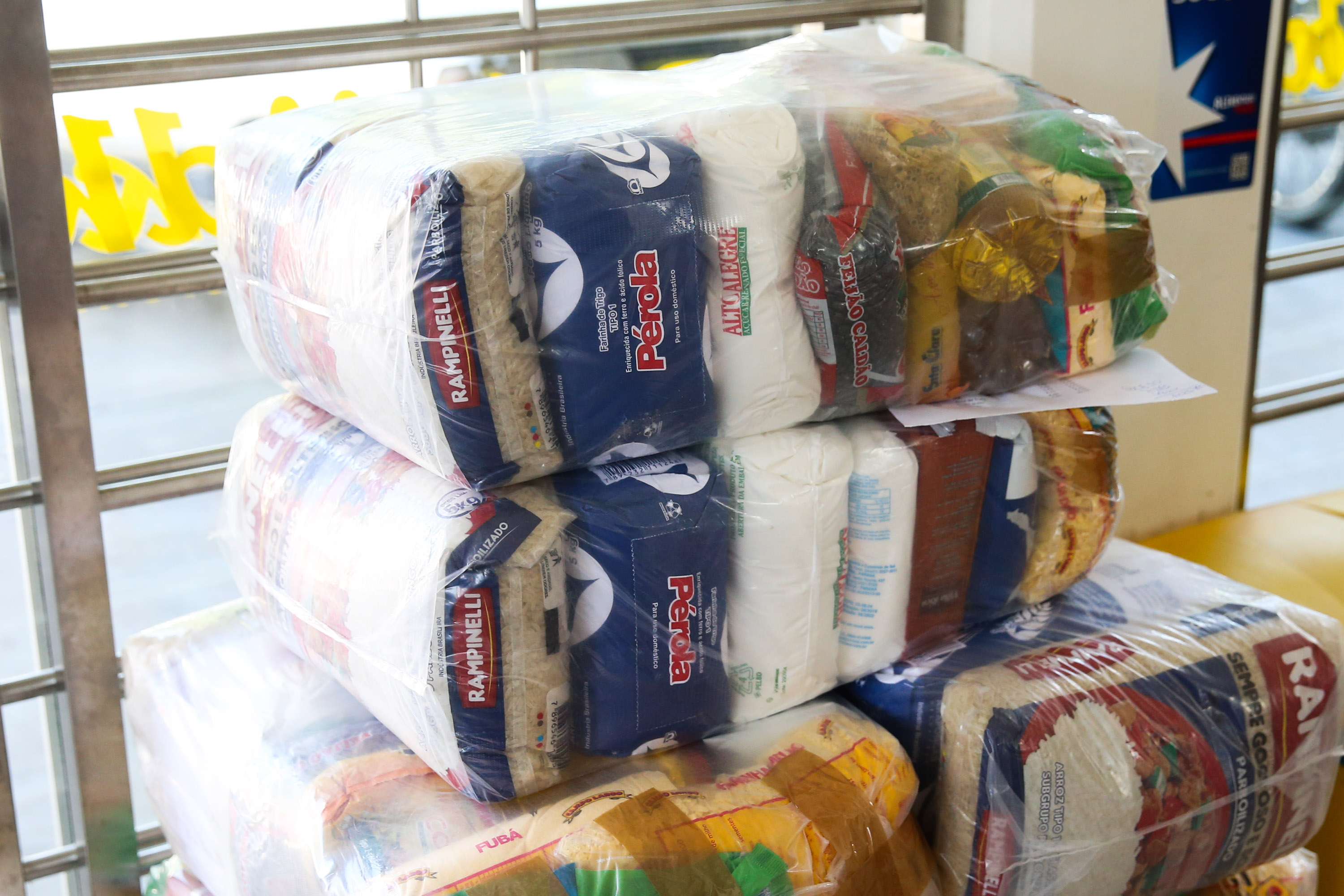 Governo promove campanha com servidores para arrecadar cestas básicas .Foto: Geraldo Bubniak/AEN