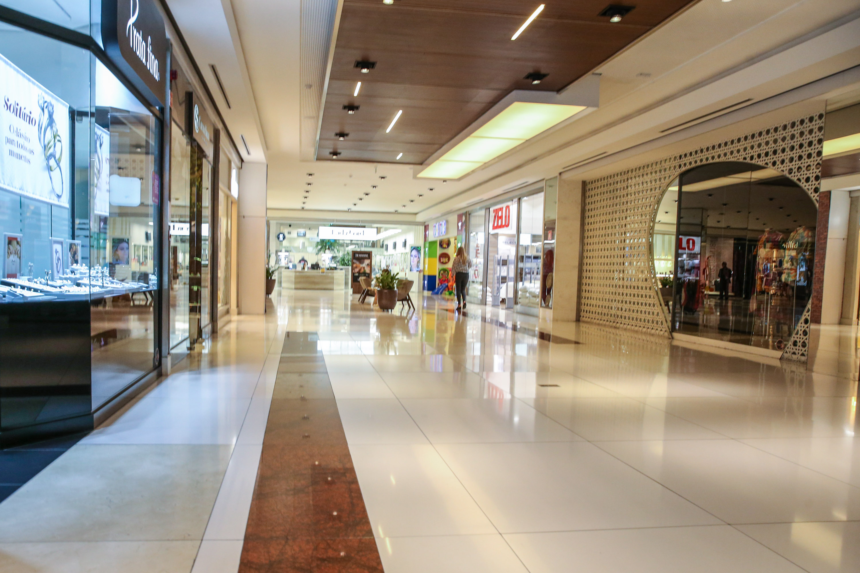 Estado determina fechamento de shoppings e academias. Medida foi adotada por decreto emitido nesta quinta-feira (19) e vale por tempo indeterminado. Também há recomendação para que bares e restaurantes fechem as portas até meia-noite Ações se somam a outras iniciativas para evitar a propagação do novo coronavírus.   Curitiba, 19/03/2020 - Foto: Geraldo Bubniak/AEN