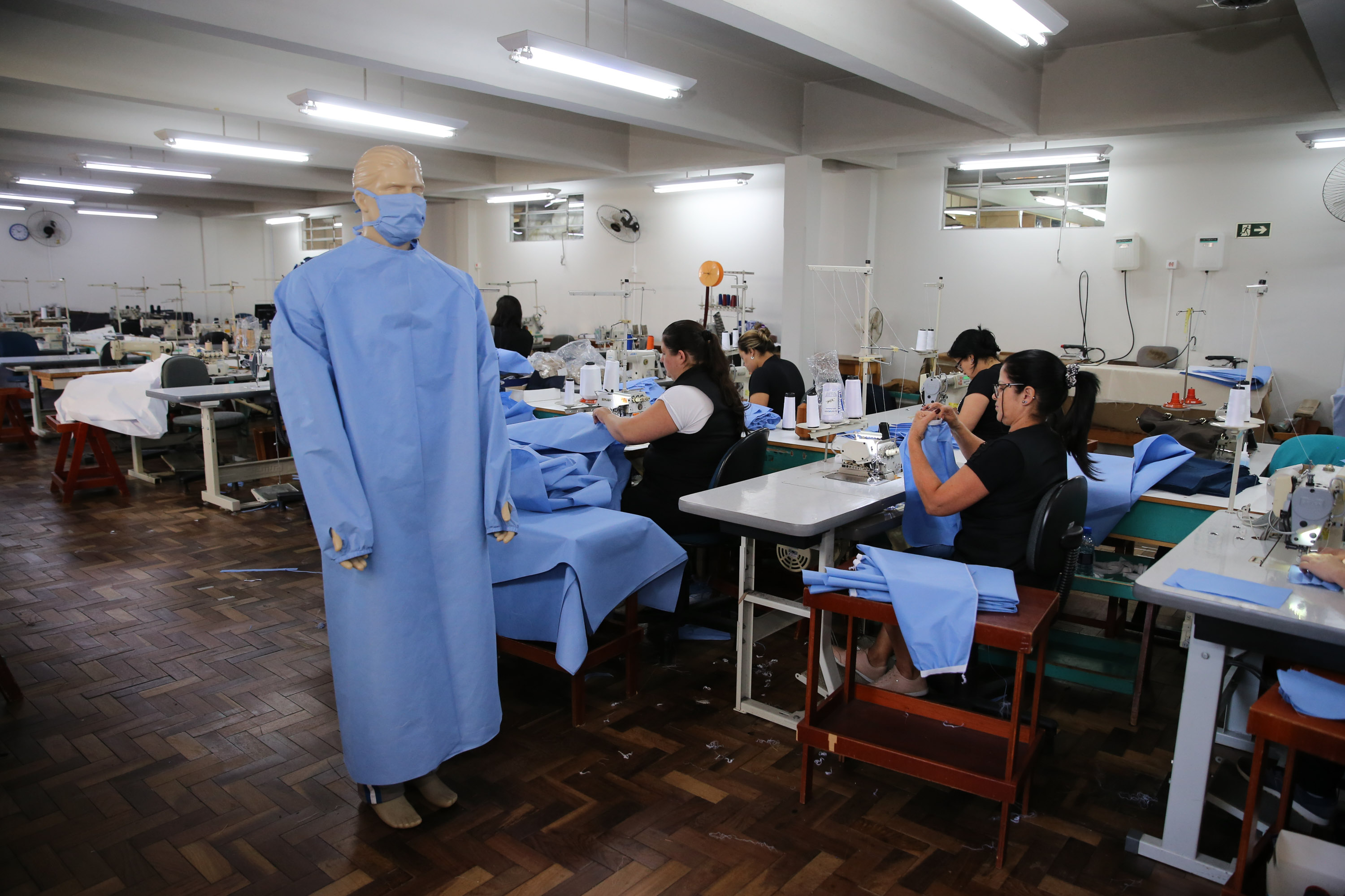 Produção de uniformes e mascaras pela Associação da Vila Militar do Paraná Confecções.   Curitiba, 27/03/2020 - Foto: Geraldo Bubniak/AEN