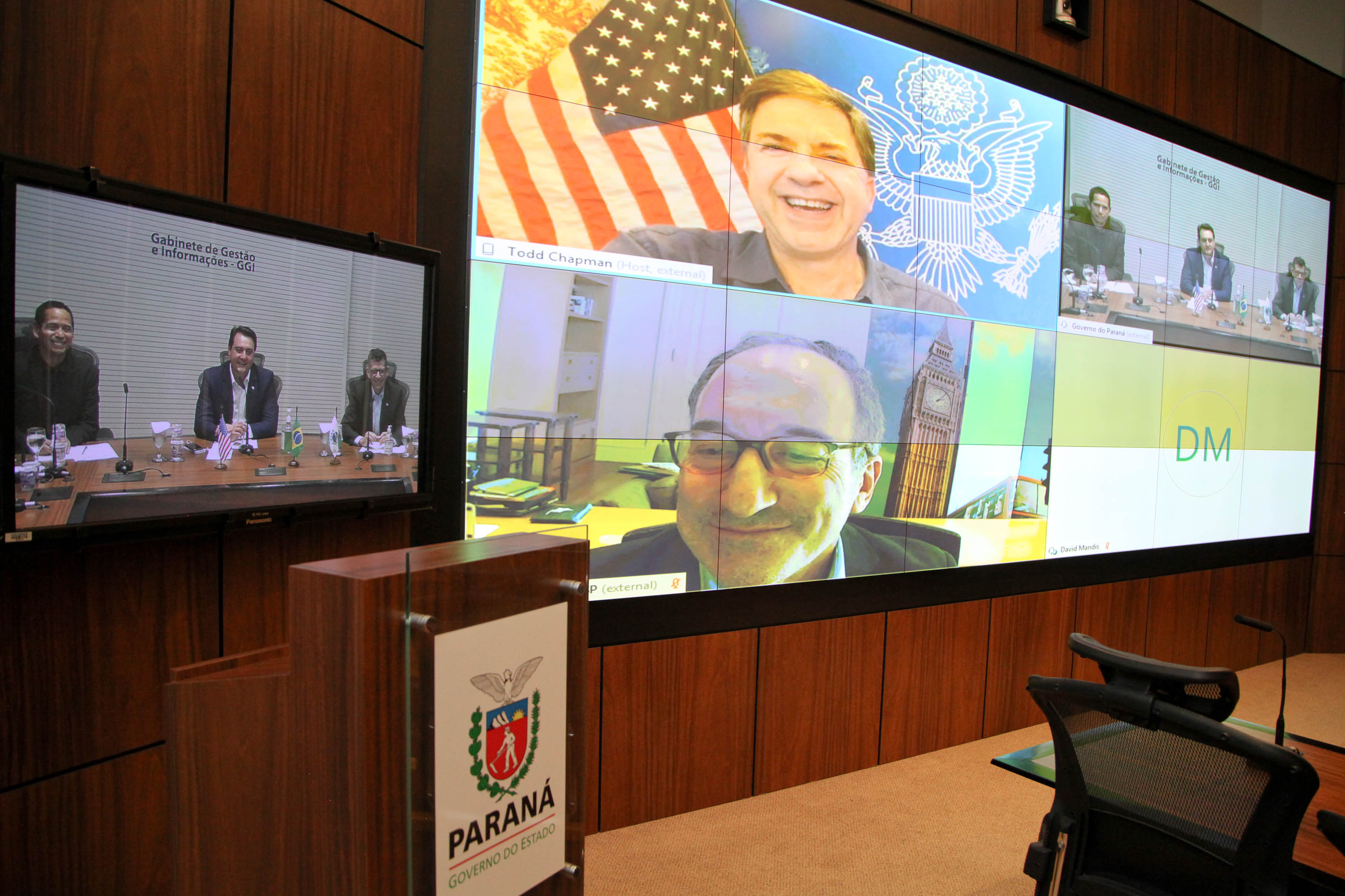 O governador Carlos Massa Ratinho Junior e o embaixador dos Estados Unidos no Brasil, Todd Chapman, discutiram nesta quinta-feira (21) a possibilidade de ampliar investimentos de empresas norte-americanas no Paraná após a pandemia, além de projetos bilaterais de segurança pública, turismo e desenvolvimento educacional. Foi o primeiro encontro virtual do diplomata com um governador brasileiro desde que ele assumiu o posto no País, em 29 de março.Foto: Ari Dias/AEN