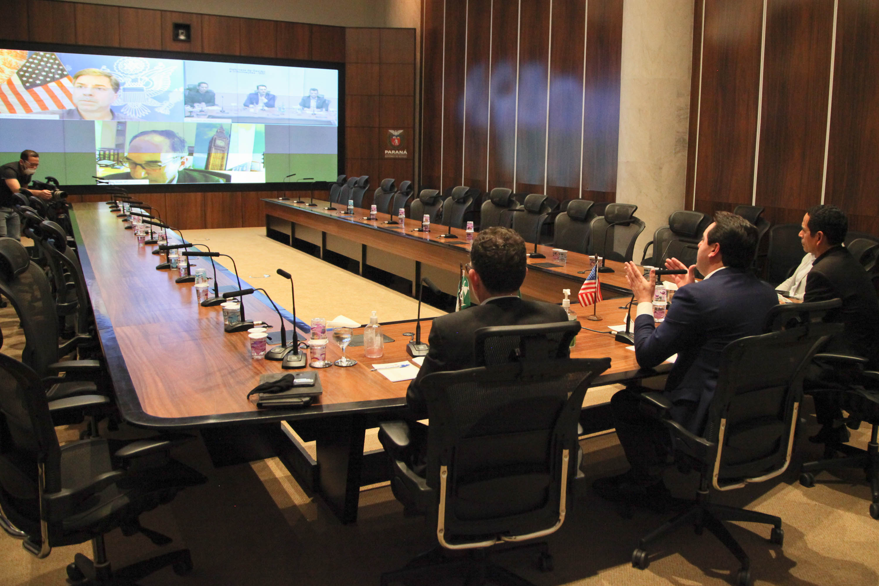 O governador Carlos Massa Ratinho Junior e o embaixador dos Estados Unidos no Brasil, Todd Chapman, discutiram nesta quinta-feira (21) a possibilidade de ampliar investimentos de empresas norte-americanas no Paraná após a pandemia, além de projetos bilaterais de segurança pública, turismo e desenvolvimento educacional. Foi o primeiro encontro virtual do diplomata com um governador brasileiro desde que ele assumiu o posto no País, em 29 de março.Foto: Ari Dias/AEN