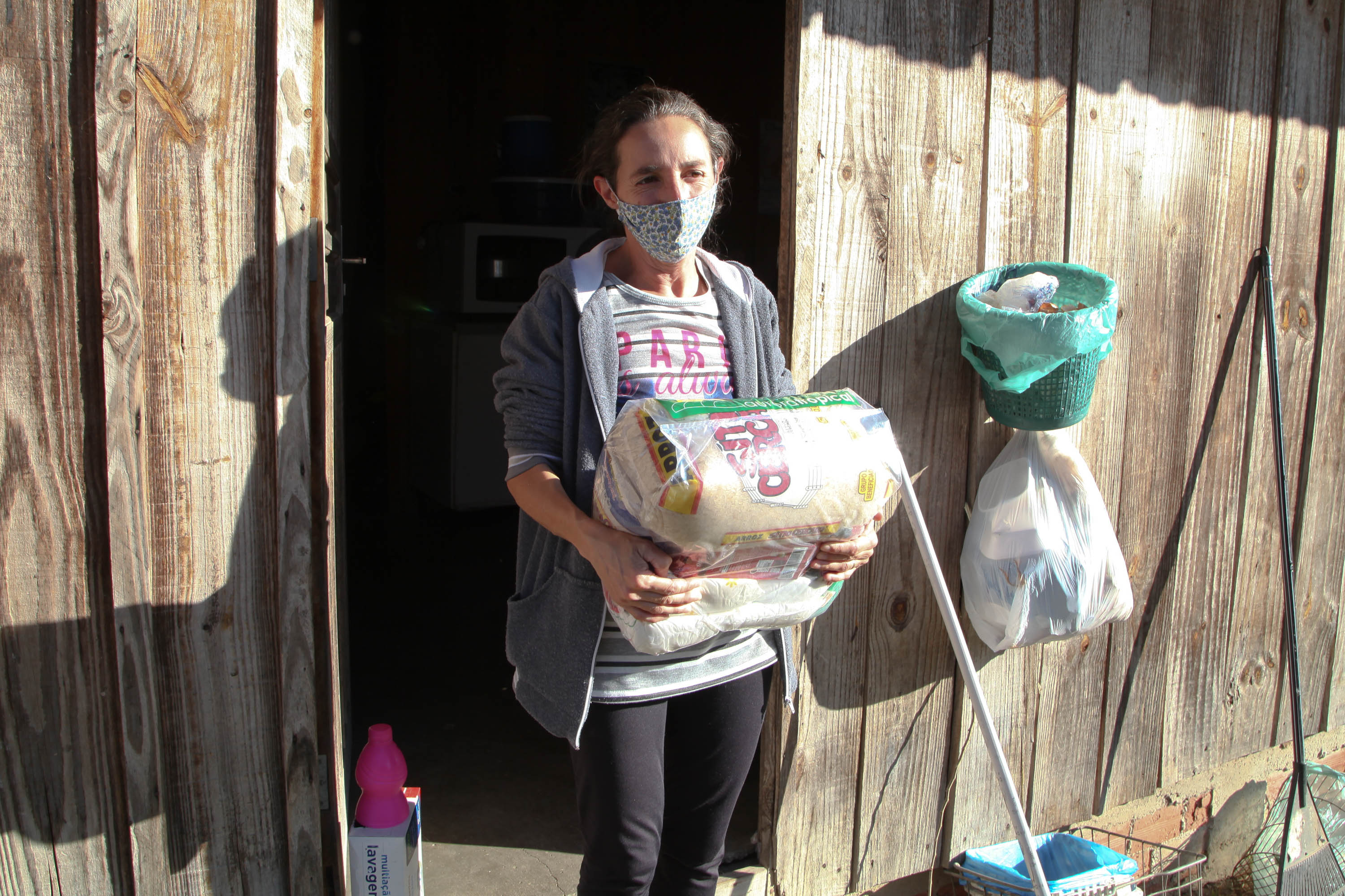 Defesa Civil faz entrega de cestas básicas na cidade de Agudos do Sul. Foto: Ari Dias/AEN