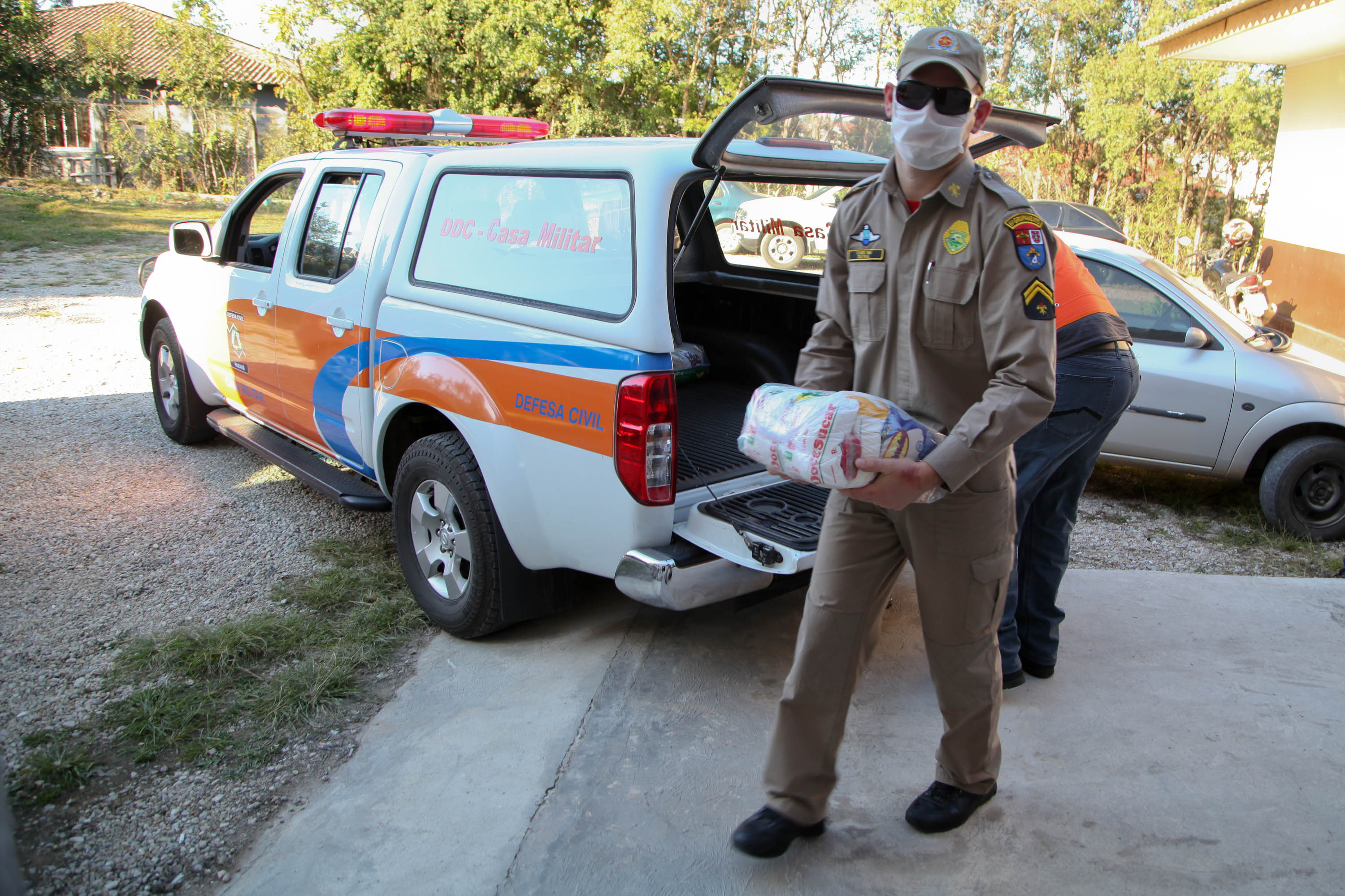 Defesa Civil faz entrega de cestas básicas na cidade de Agudos do Sul. Foto: Ari Dias/AEN
