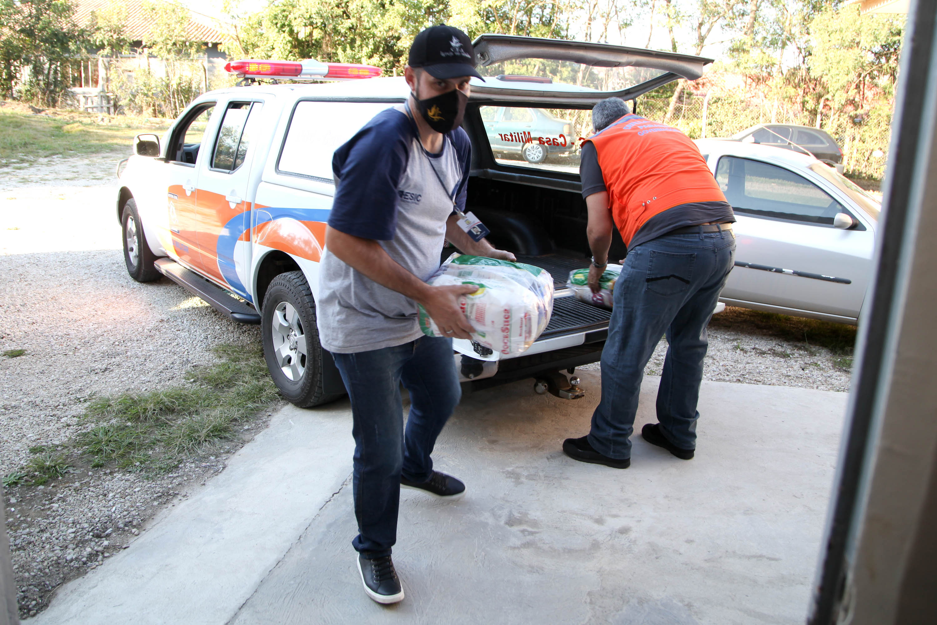 Defesa Civil faz entrega de cestas básicas na cidade de Agudos do Sul. Foto: Ari Dias/AEN