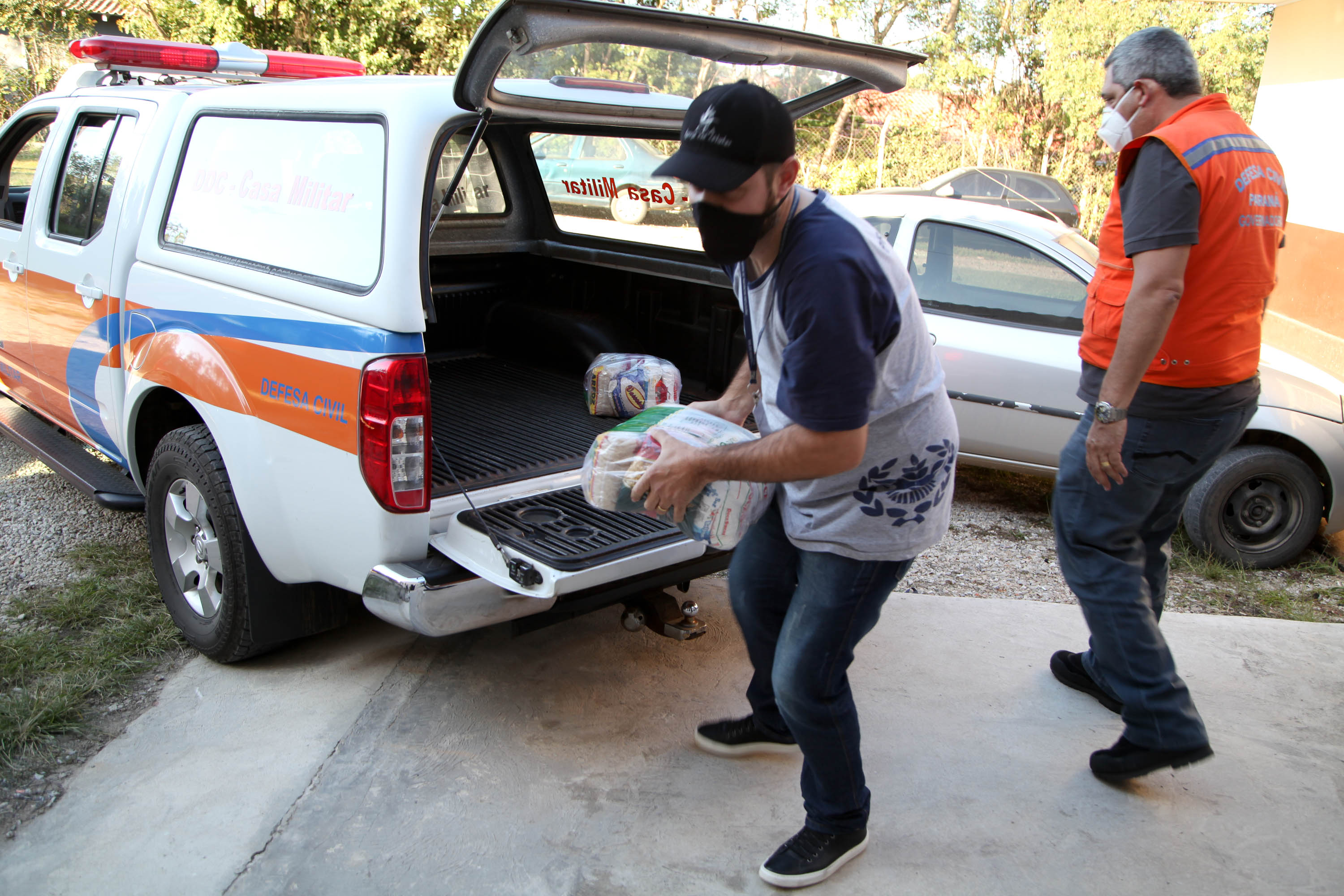 Defesa Civil faz entrega de cestas básicas na cidade de Agudos do Sul. Foto: Ari Dias/AEN