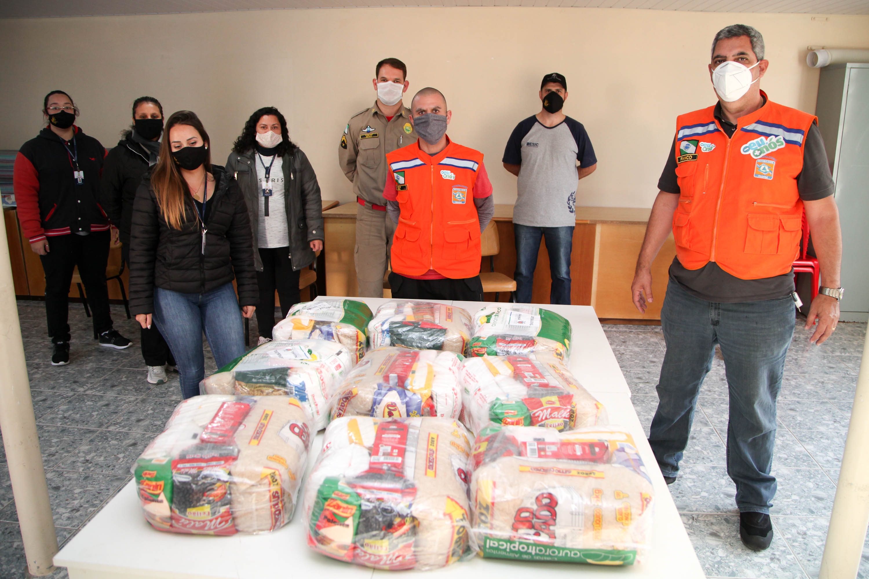 Defesa Civil faz entrega de cestas básicas na cidade de Agudos do Sul. Foto: Ari Dias/AEN