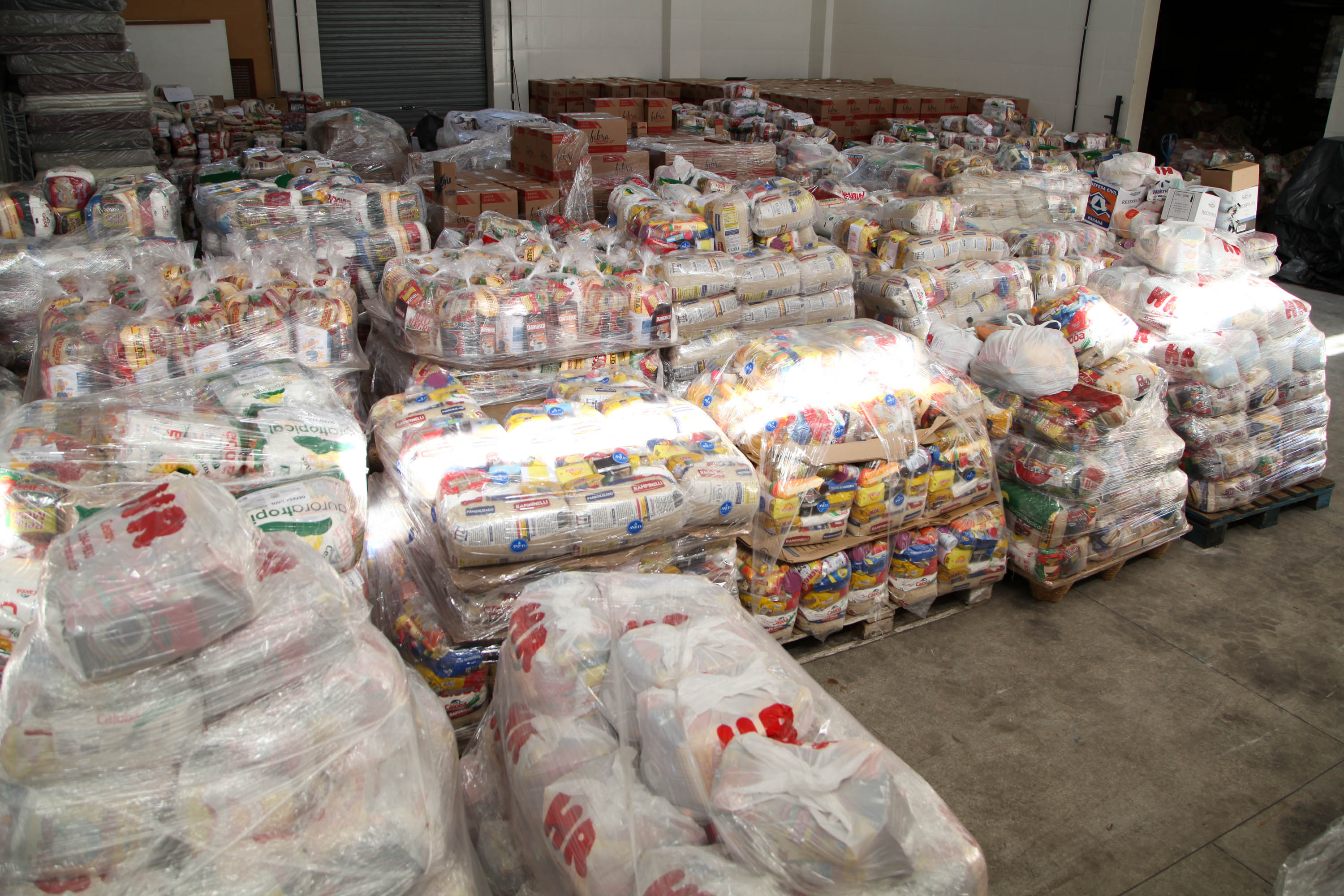 Defesa Civil faz entrega de cestas básicas na cidade de Agudos do Sul. Foto: Ari Dias/AEN