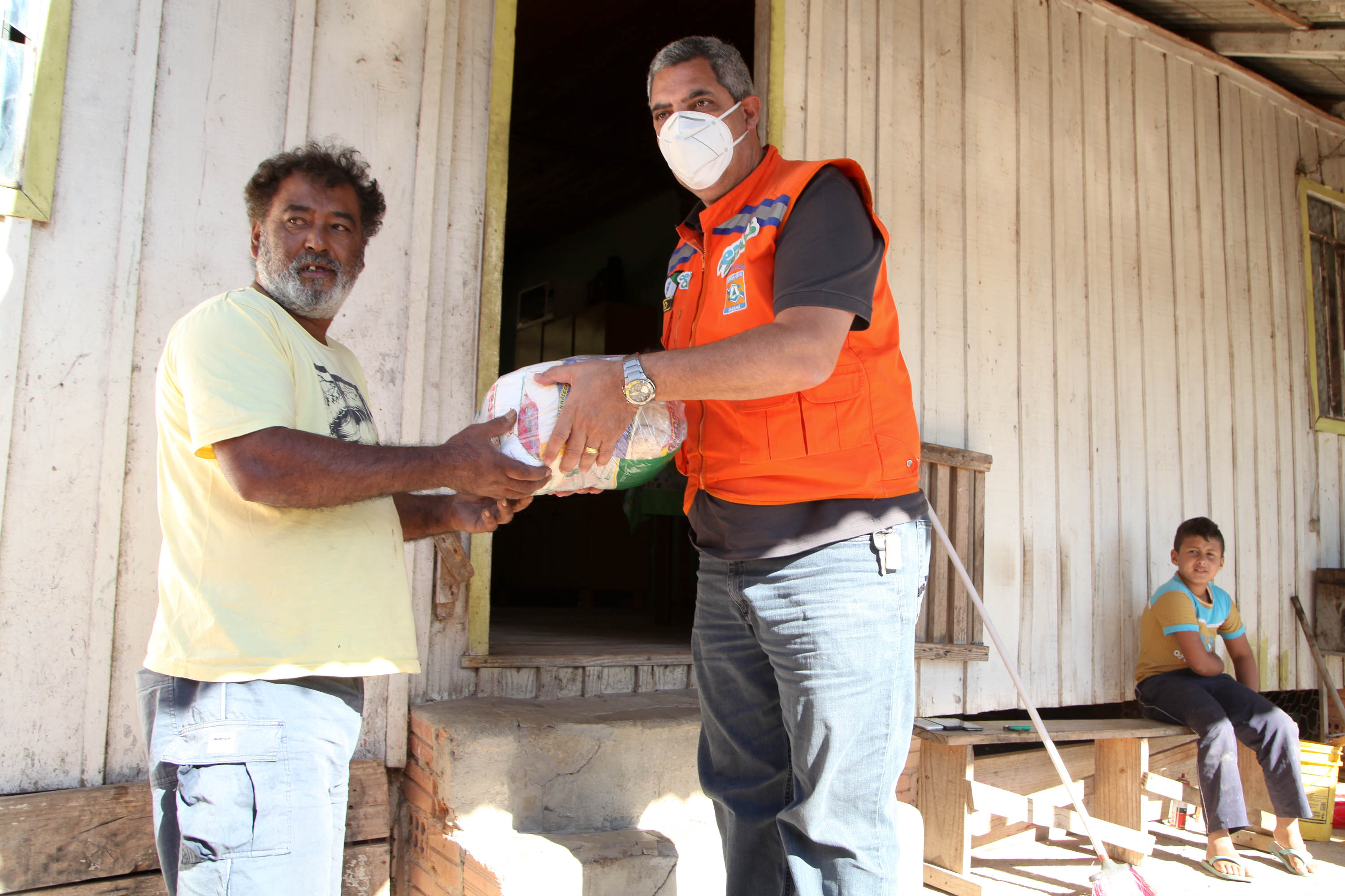 Defesa Civil faz entrega de cestas básicas na cidade de Agudos do Sul. Foto: Ari Dias/AEN