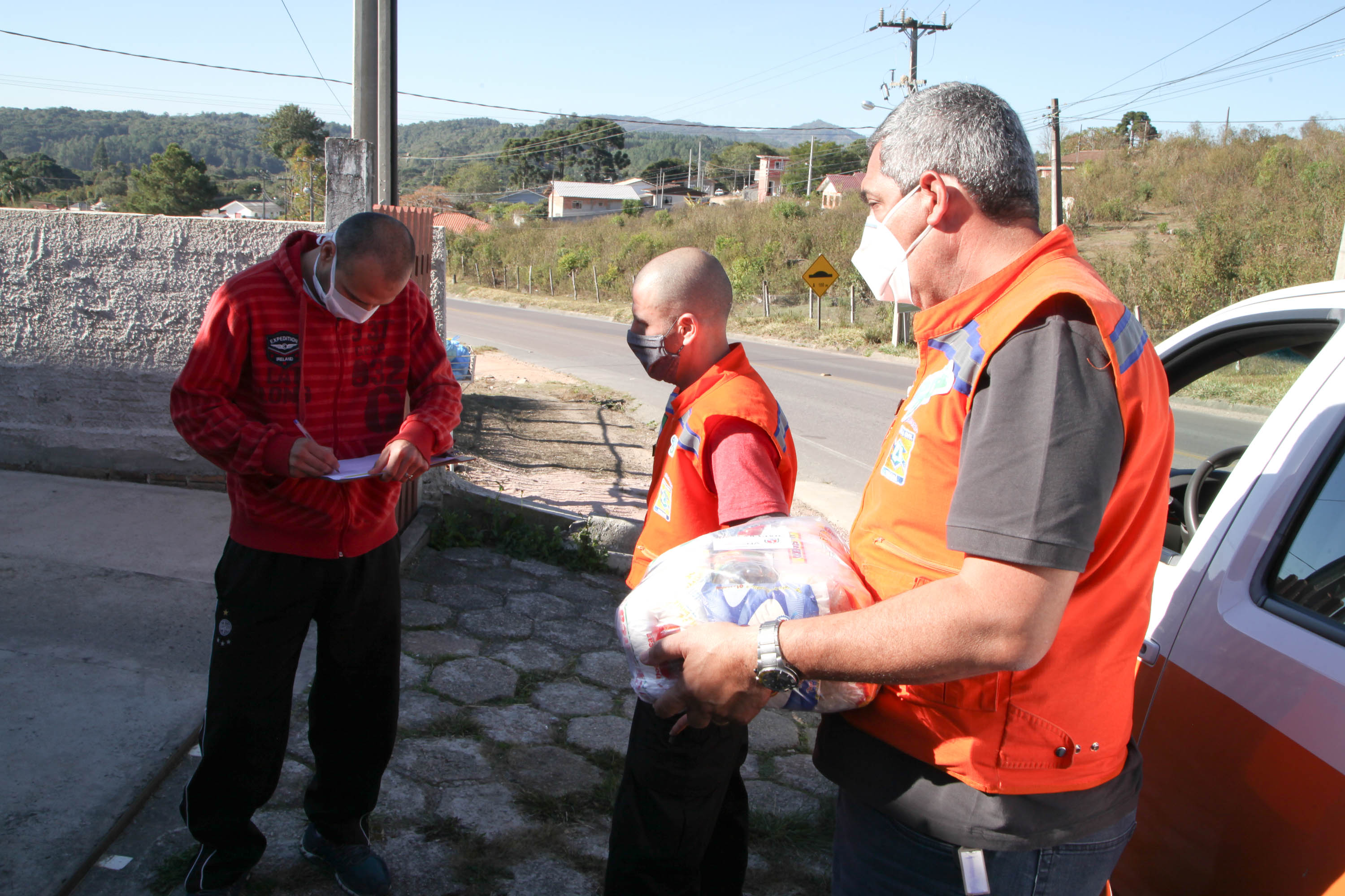 Defesa Civil faz entrega de cestas básicas na cidade de Agudos do Sul. Foto: Ari Dias/AEN
