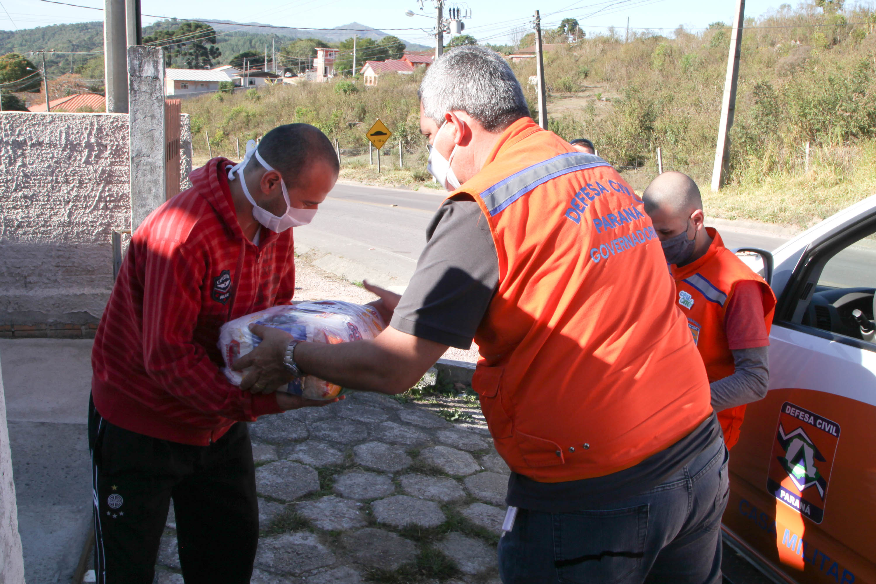 Defesa Civil faz entrega de cestas básicas na cidade de Agudos do Sul. Foto: Ari Dias/AEN