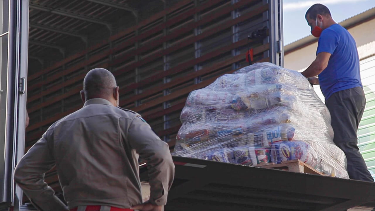 Alimentos arrecadados pela Cesta Solidária começam ser distribuídos. Foto:Valdelino Pontes