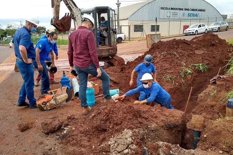 A Sanepar concluiu as obras de implantação dos 18,9 km de redes de distribuição de água no Bairro Lago Azul, em Cascavel. Na tarde desta terça-feira (2), foram feitas as interligações das novas redes ao sistema de abastecimento da cidade. Os serviços foram acompanhados pelo prefeito Leonaldo Paranhos e pelos gerentes da Sanepar, Renato Bueno e Rita Camana.
 Foto:Sanepar