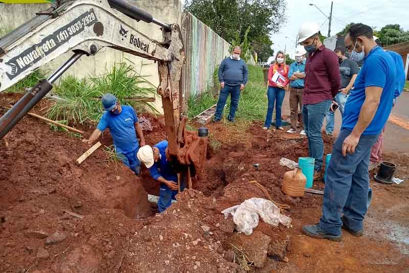 A Sanepar concluiu as obras de implantação dos 18,9 km de redes de distribuição de água no Bairro Lago Azul, em Cascavel. Na tarde desta terça-feira (2), foram feitas as interligações das novas redes ao sistema de abastecimento da cidade. Os serviços foram acompanhados pelo prefeito Leonaldo Paranhos e pelos gerentes da Sanepar, Renato Bueno e Rita Camana.
 Foto:Sanepar