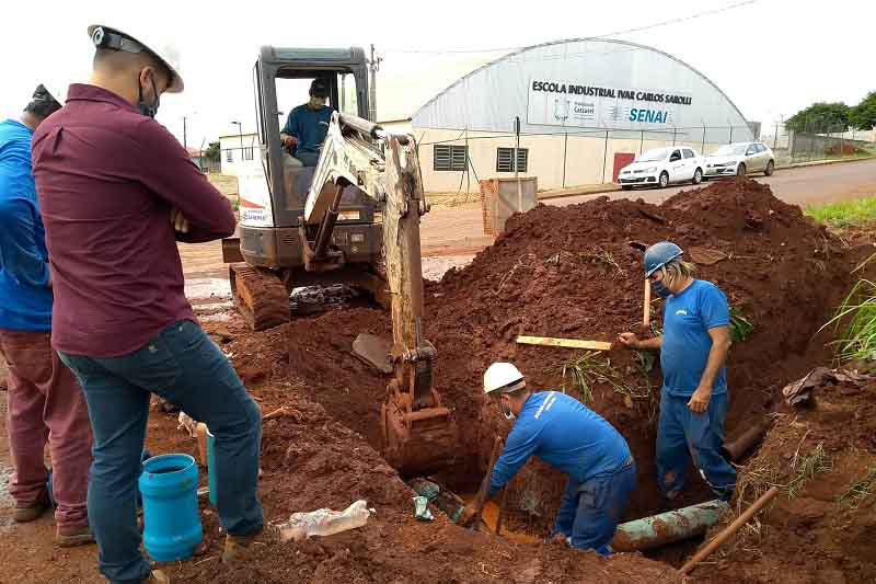 A Sanepar concluiu as obras de implantação dos 18,9 km de redes de distribuição de água no Bairro Lago Azul, em Cascavel. Na tarde desta terça-feira (2), foram feitas as interligações das novas redes ao sistema de abastecimento da cidade. Os serviços foram acompanhados pelo prefeito Leonaldo Paranhos e pelos gerentes da Sanepar, Renato Bueno e Rita Camana.
 Foto:Sanepar