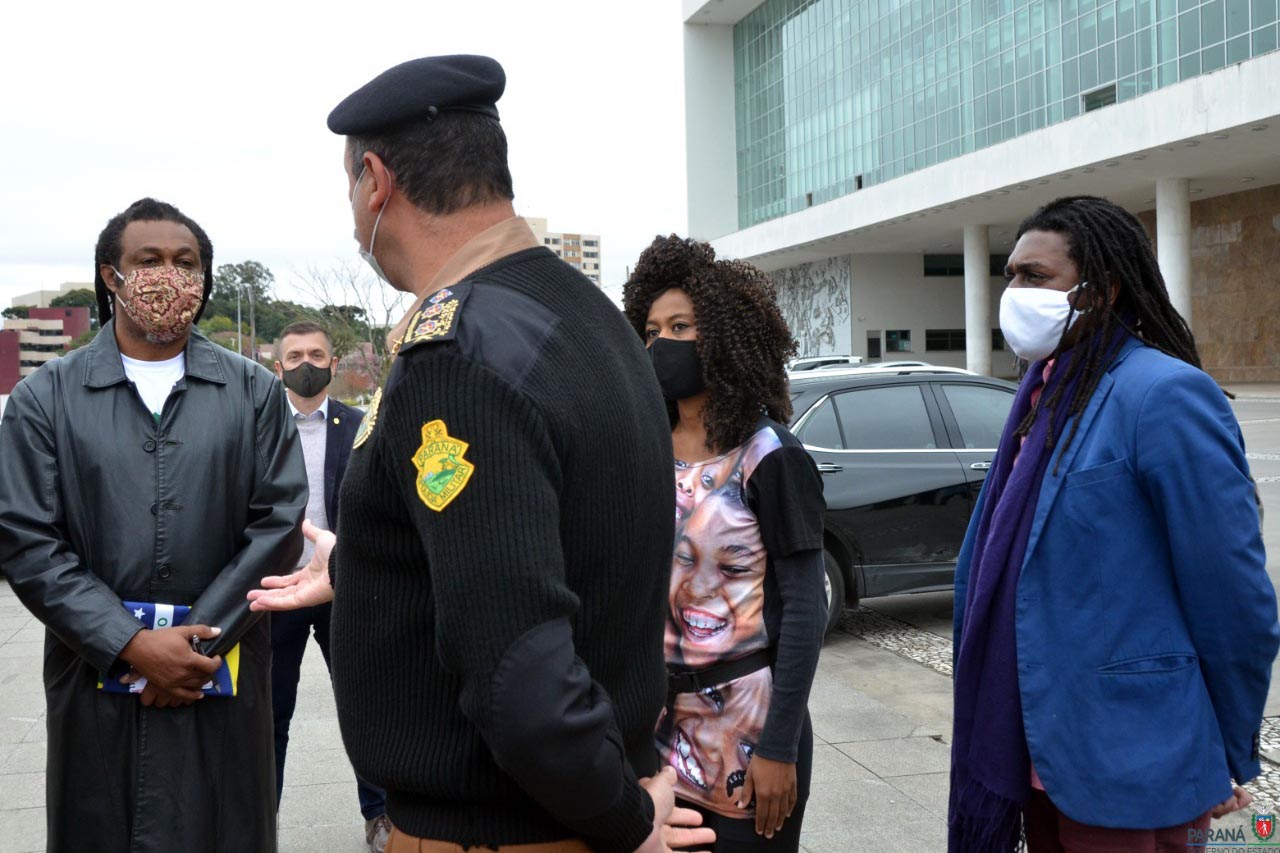 Representantes do Movimento Negro Organizado de Curitiba fizeram nesta quarta-feira (3) a entrega simbólica de uma bandeira nacional ao chefe da Casa Militar do Governo do Estado, tenente-coronel Welby Pereira Sales. O ato, acompanhado pela Superintendência Geral de Diálogo e Interação Social (Sudis), teve como objetivo de repudiar a ação de vandalismo que queimou, na segunda-feira (01), a Bandeira do Brasil que fica hasteada em frente ao Palácio Iguaçu. Foto: Nelson Orlando de Andrade/SUDIS
