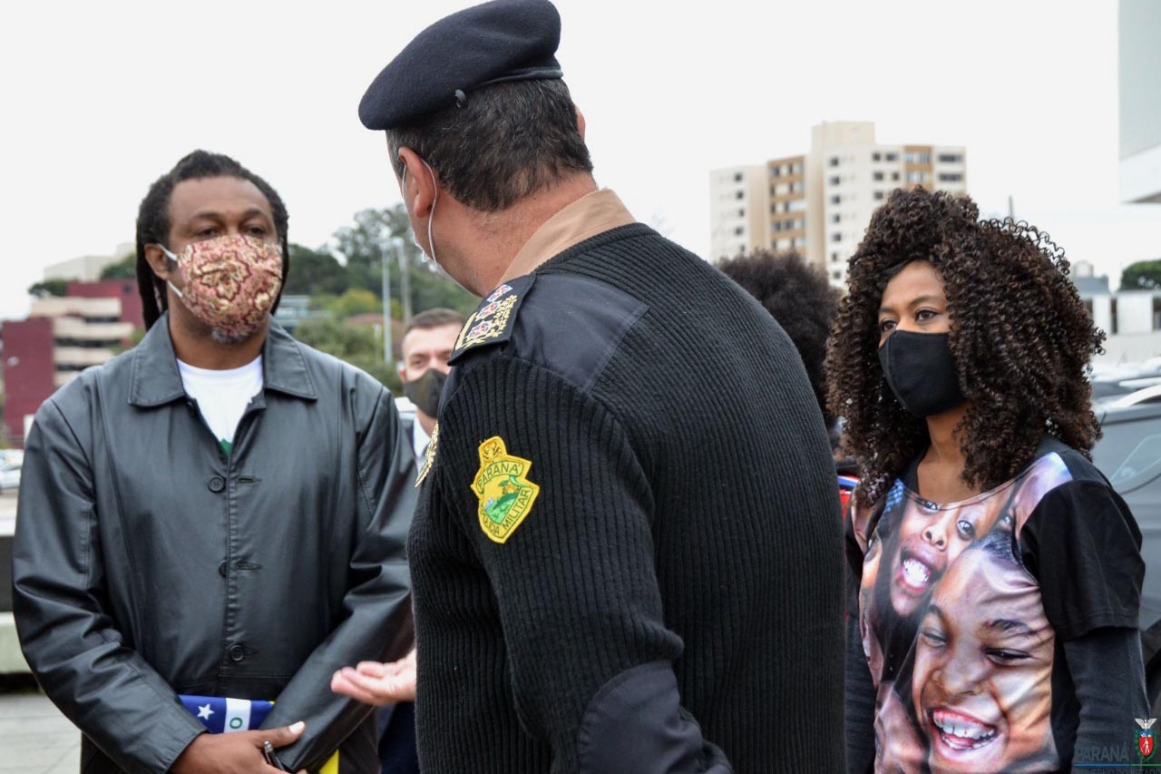 Representantes do Movimento Negro Organizado de Curitiba fizeram nesta quarta-feira (3) a entrega simbólica de uma bandeira nacional ao chefe da Casa Militar do Governo do Estado, tenente-coronel Welby Pereira Sales. O ato, acompanhado pela Superintendência Geral de Diálogo e Interação Social (Sudis), teve como objetivo de repudiar a ação de vandalismo que queimou, na segunda-feira (01), a Bandeira do Brasil que fica hasteada em frente ao Palácio Iguaçu. Foto: Nelson Orlando de Andrade/SUDIS