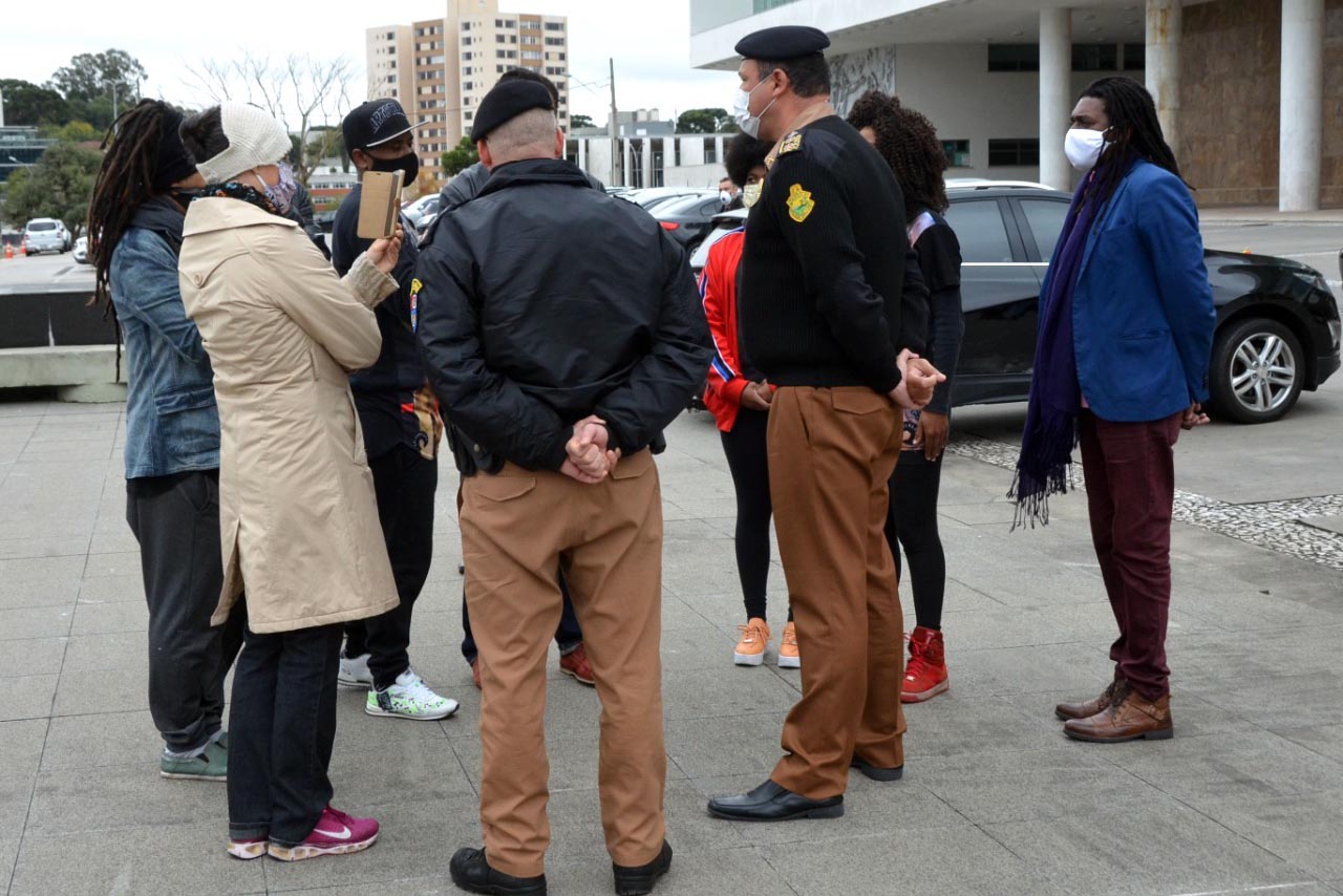 Representantes do Movimento Negro Organizado de Curitiba fizeram nesta quarta-feira (3) a entrega simbólica de uma bandeira nacional ao chefe da Casa Militar do Governo do Estado, tenente-coronel Welby Pereira Sales. O ato, acompanhado pela Superintendência Geral de Diálogo e Interação Social (Sudis), teve como objetivo de repudiar a ação de vandalismo que queimou, na segunda-feira (01), a Bandeira do Brasil que fica hasteada em frente ao Palácio Iguaçu. Foto: Nelson Orlando de Andrade/SUDIS