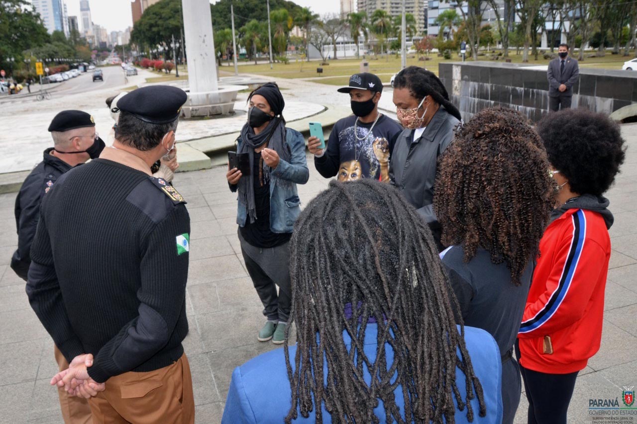 Representantes do Movimento Negro Organizado de Curitiba fizeram nesta quarta-feira (3) a entrega simbólica de uma bandeira nacional ao chefe da Casa Militar do Governo do Estado, tenente-coronel Welby Pereira Sales. O ato, acompanhado pela Superintendência Geral de Diálogo e Interação Social (Sudis), teve como objetivo de repudiar a ação de vandalismo que queimou, na segunda-feira (01), a Bandeira do Brasil que fica hasteada em frente ao Palácio Iguaçu. Foto: Nelson Orlando de Andrade/SUDIS