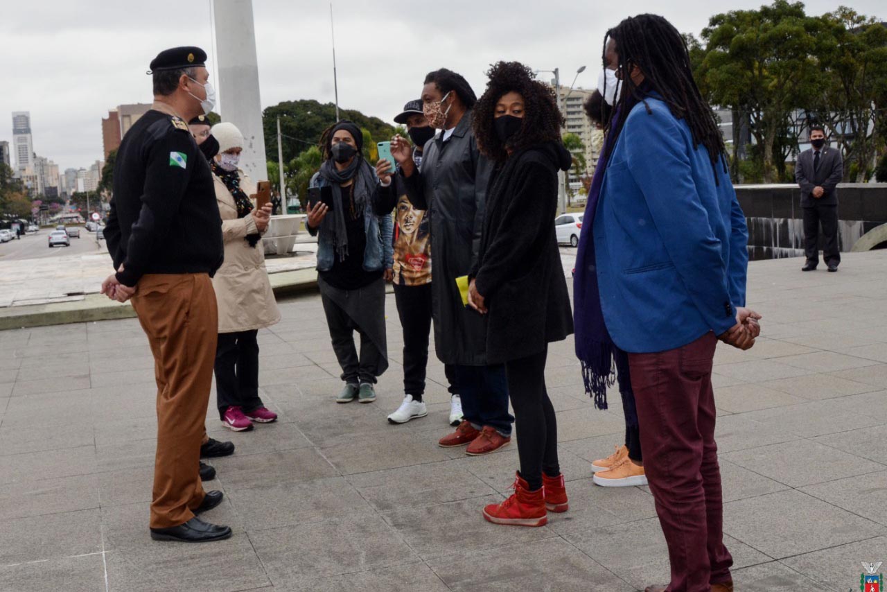 Representantes do Movimento Negro Organizado de Curitiba fizeram nesta quarta-feira (3) a entrega simbólica de uma bandeira nacional ao chefe da Casa Militar do Governo do Estado, tenente-coronel Welby Pereira Sales. O ato, acompanhado pela Superintendência Geral de Diálogo e Interação Social (Sudis), teve como objetivo de repudiar a ação de vandalismo que queimou, na segunda-feira (01), a Bandeira do Brasil que fica hasteada em frente ao Palácio Iguaçu. Foto: Nelson Orlando de Andrade/SUDIS