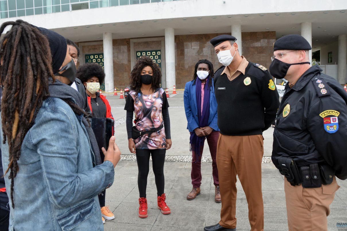 Representantes do Movimento Negro Organizado de Curitiba fizeram nesta quarta-feira (3) a entrega simbólica de uma bandeira nacional ao chefe da Casa Militar do Governo do Estado, tenente-coronel Welby Pereira Sales. O ato, acompanhado pela Superintendência Geral de Diálogo e Interação Social (Sudis), teve como objetivo de repudiar a ação de vandalismo que queimou, na segunda-feira (01), a Bandeira do Brasil que fica hasteada em frente ao Palácio Iguaçu. Foto: Nelson Orlando de Andrade/SUDIS