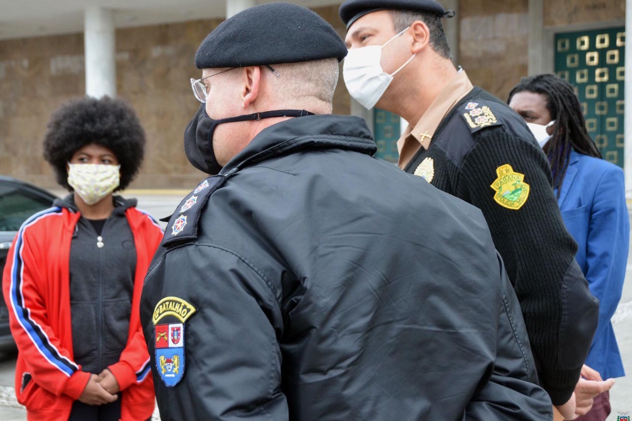 Representantes do Movimento Negro Organizado de Curitiba fizeram nesta quarta-feira (3) a entrega simbólica de uma bandeira nacional ao chefe da Casa Militar do Governo do Estado, tenente-coronel Welby Pereira Sales. O ato, acompanhado pela Superintendência Geral de Diálogo e Interação Social (Sudis), teve como objetivo de repudiar a ação de vandalismo que queimou, na segunda-feira (01), a Bandeira do Brasil que fica hasteada em frente ao Palácio Iguaçu. Foto: Nelson Orlando de Andrade/SUDIS